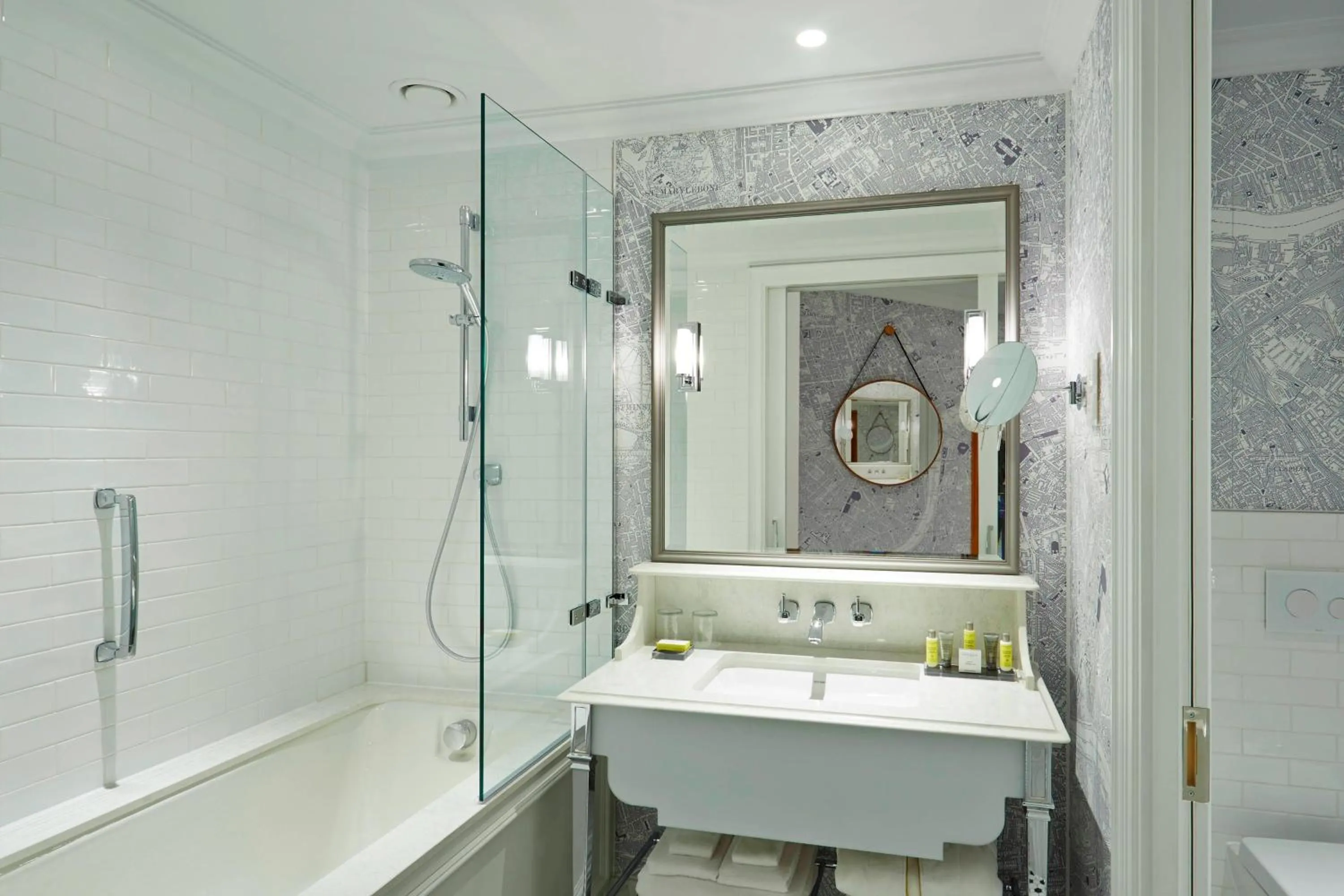 Bathroom in London Marriott Hotel County Hall