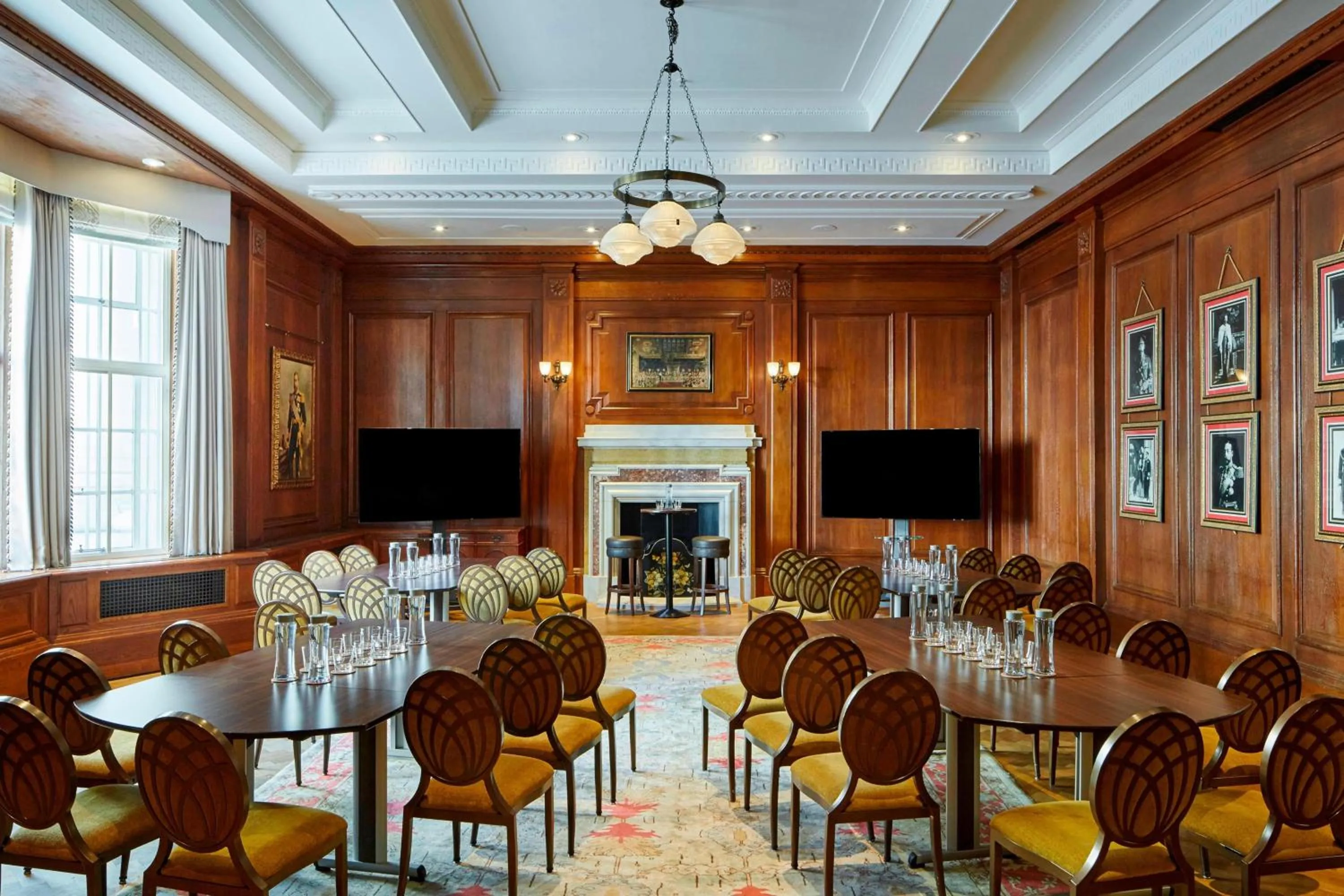 Lounge or bar in London Marriott Hotel County Hall