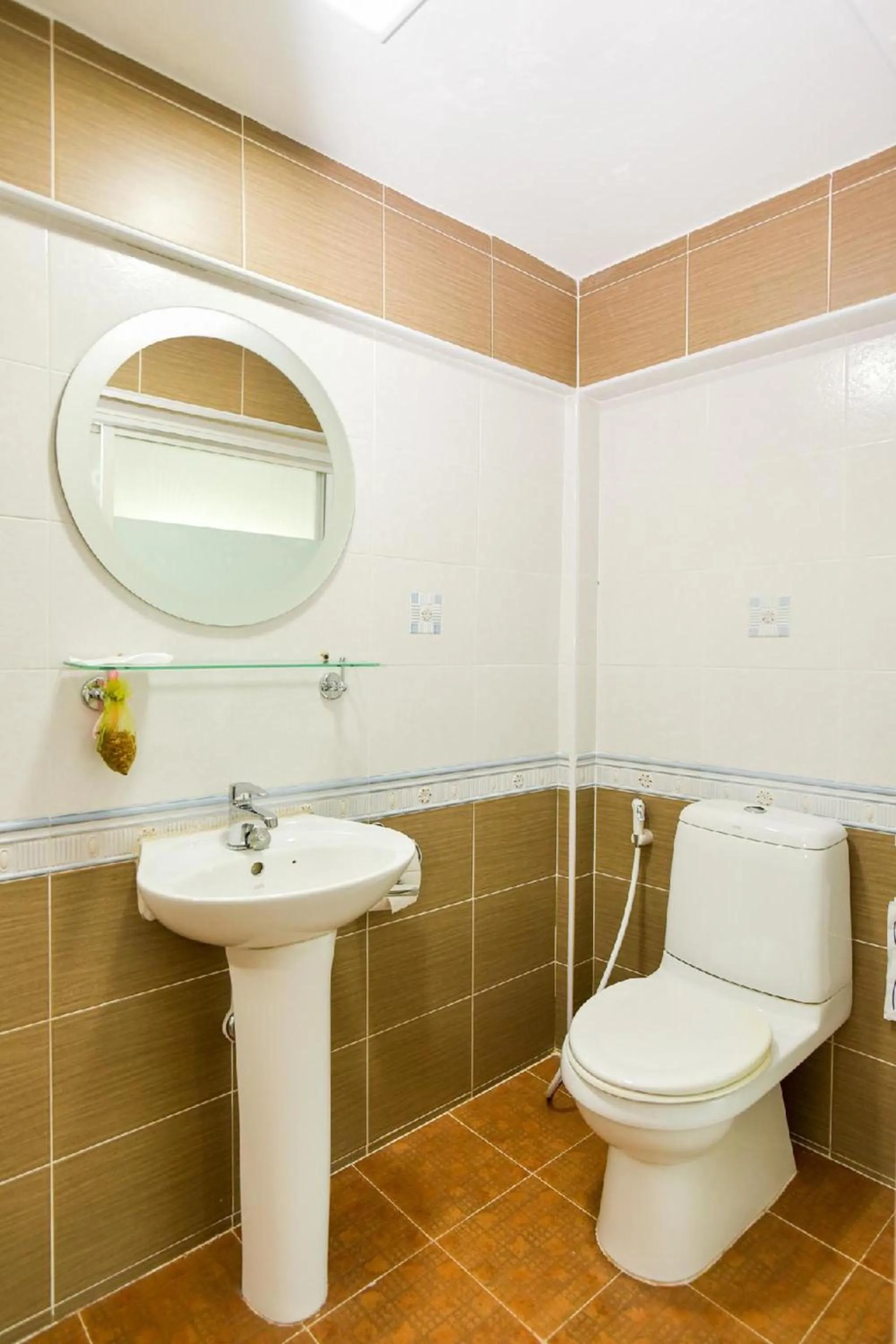 Bathroom in OYO 394 Nana Beach Cha Am