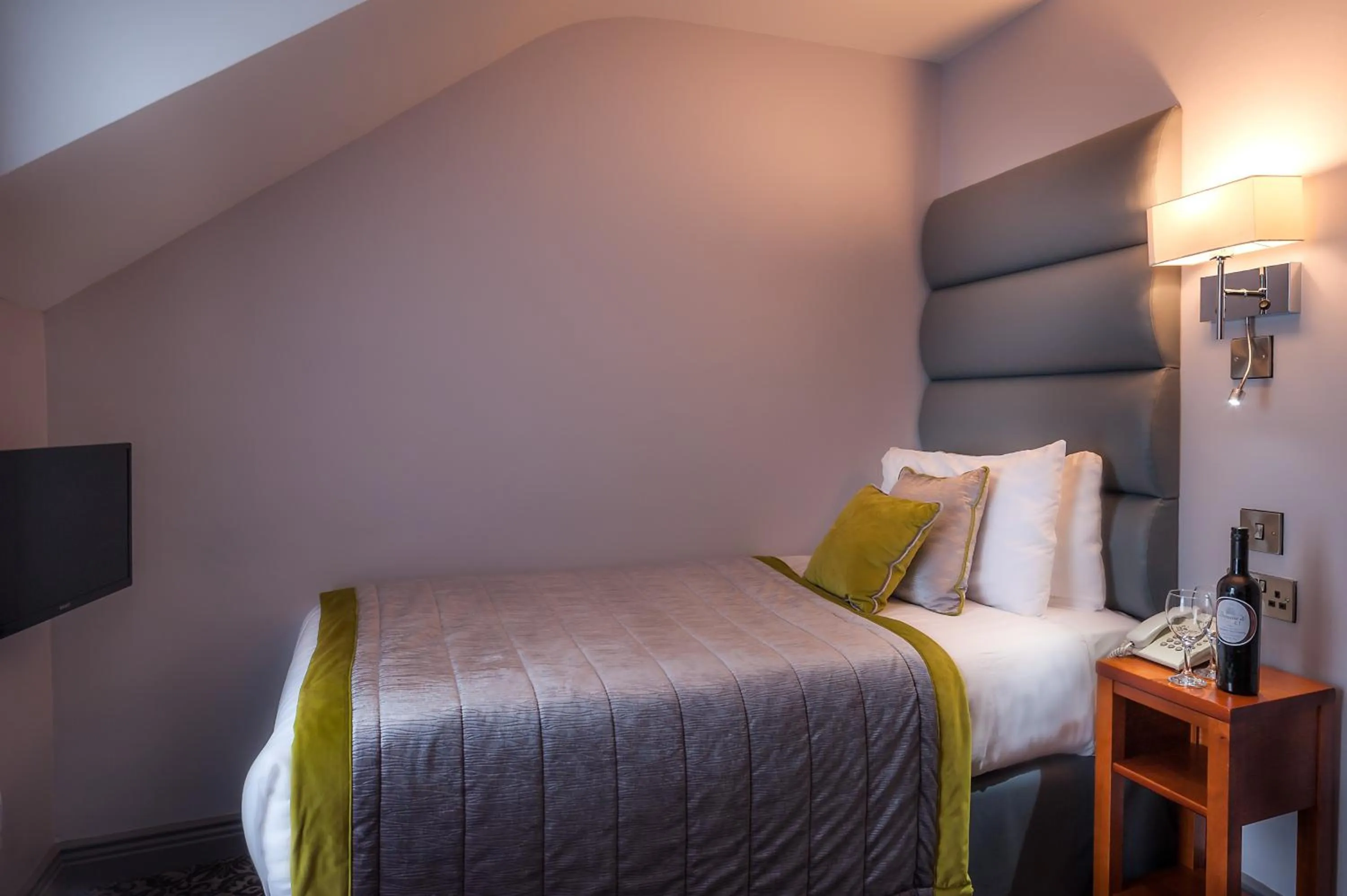 TV and multimedia, Bed in Lake of Shadows Hotel