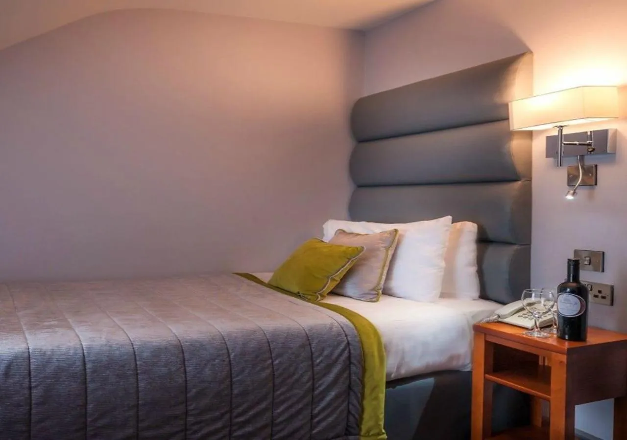 Bedroom, Bed in Lake of Shadows Hotel