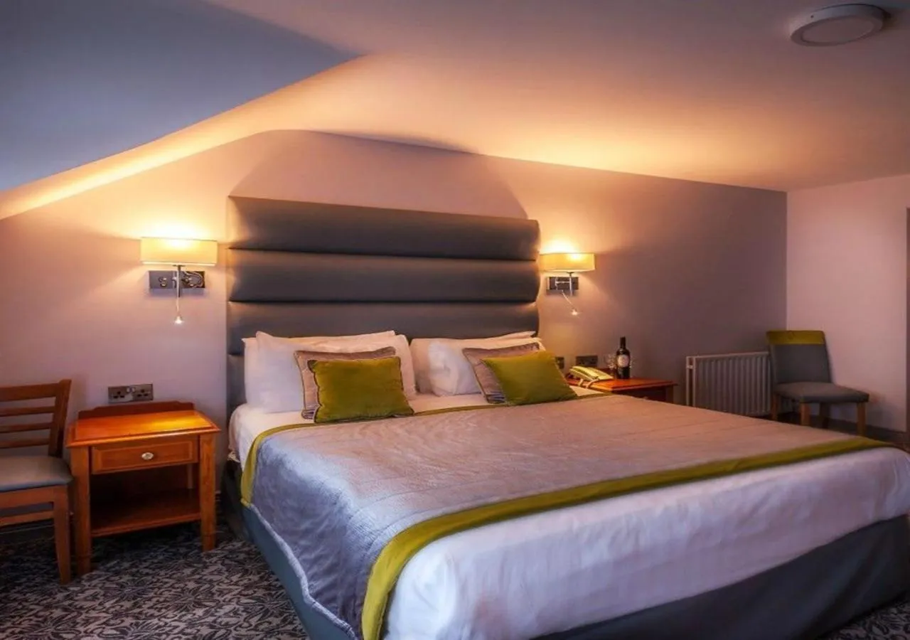 Bedroom, Bed in Lake of Shadows Hotel