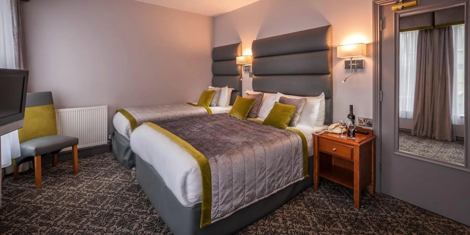 Bedroom, Bed in Lake of Shadows Hotel