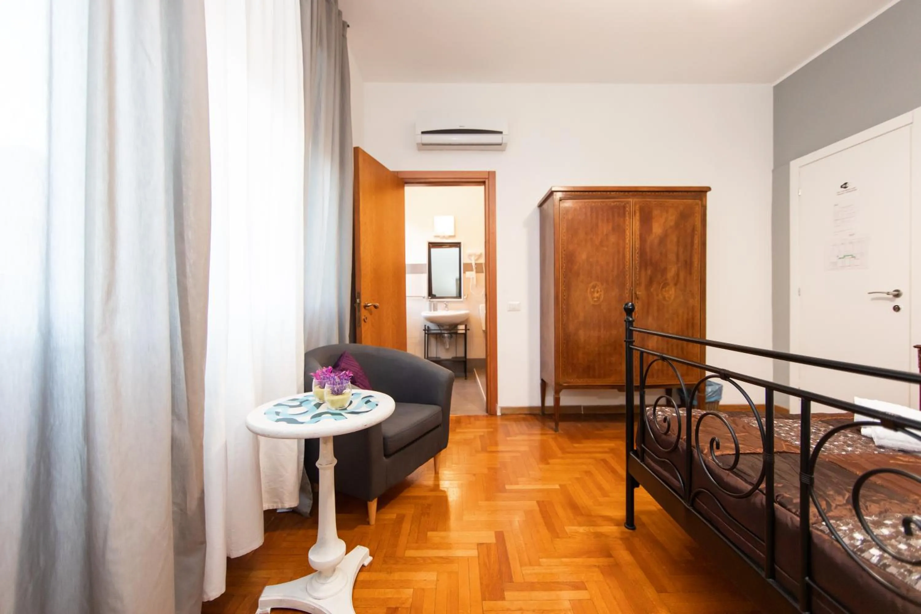 Photo of the whole room, Bed in L'Imperiale RomaTrastevere