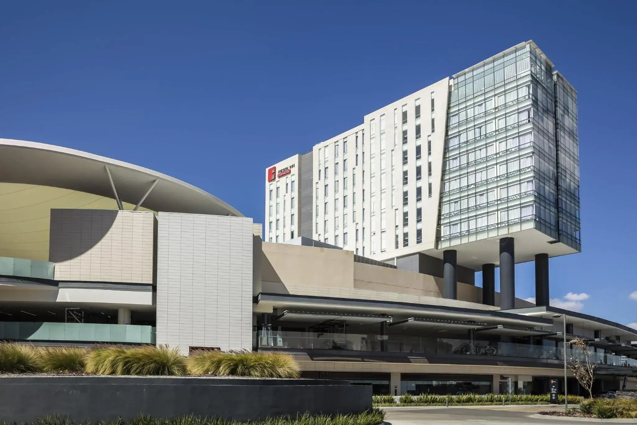 Property building in Fiesta Inn Express Queretaro Constituyentes Property building in Fiesta Inn Express Queretaro Constituyentes