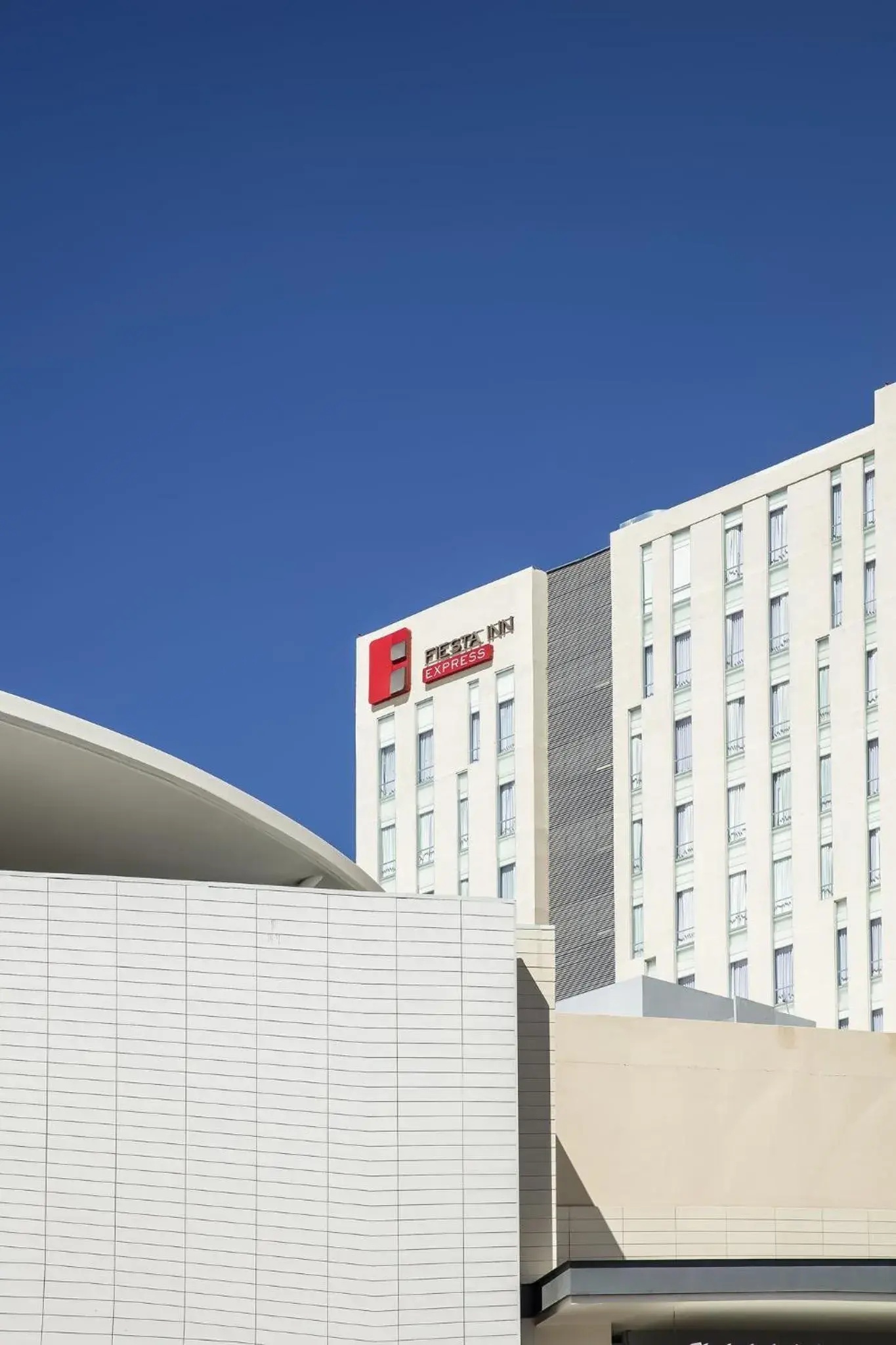 Property building in Fiesta Inn Express Queretaro Constituyentes Property building in Fiesta Inn Express Queretaro Constituyentes