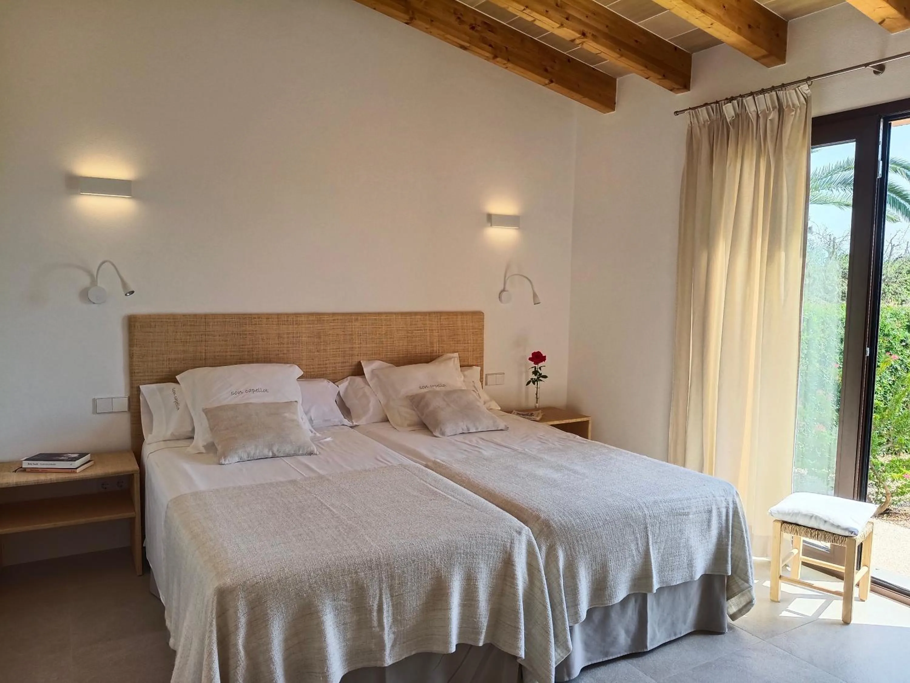 Photo of the whole room, Bed in son capellot
