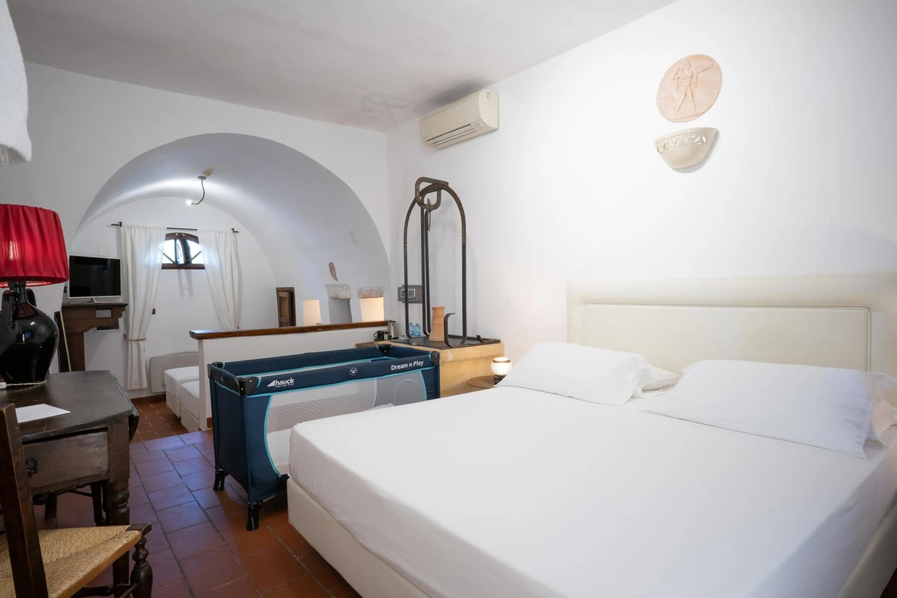 cot, Bed in Masseria Le Lamie