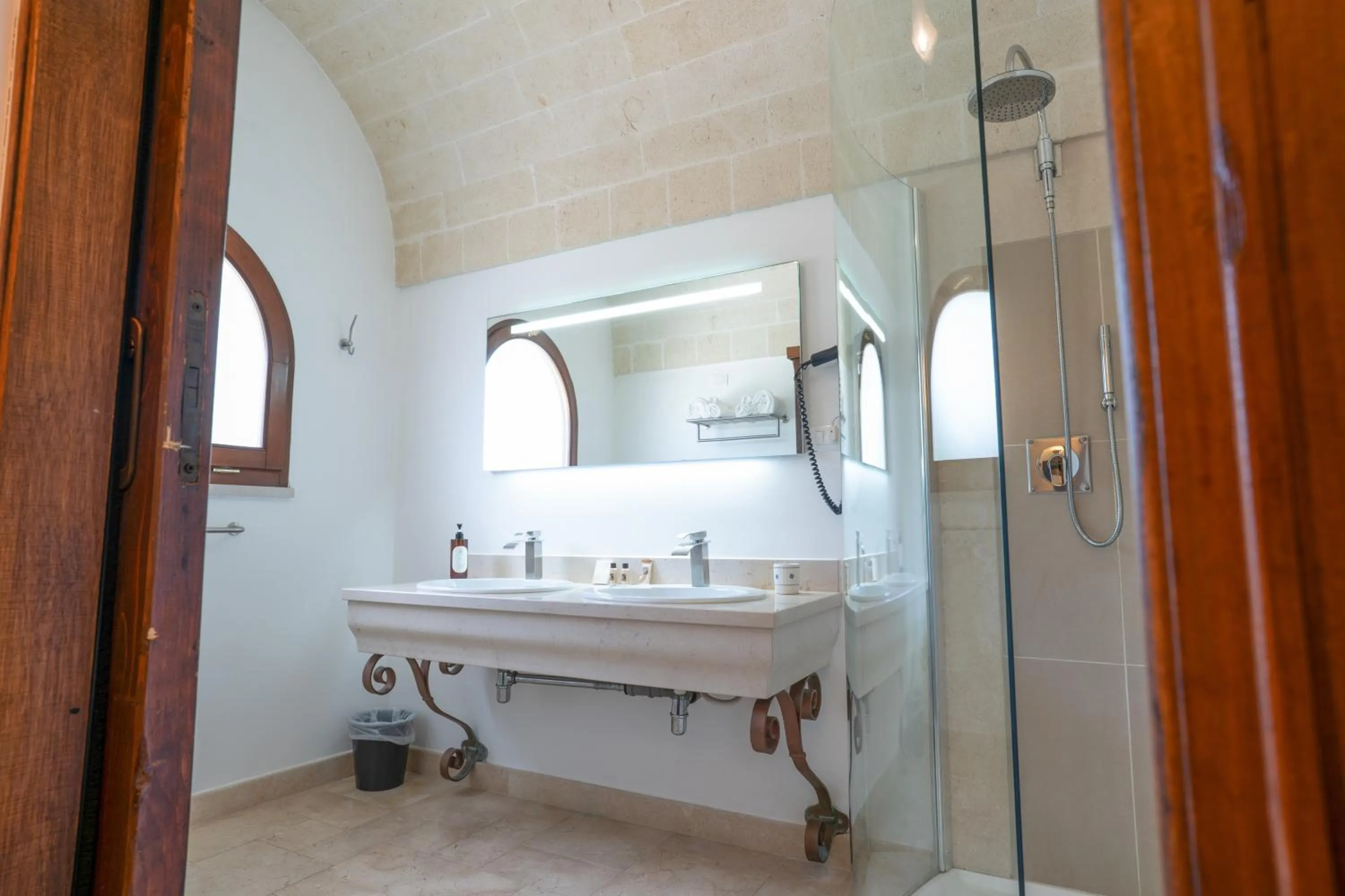 Shower in Masseria Le Lamie
