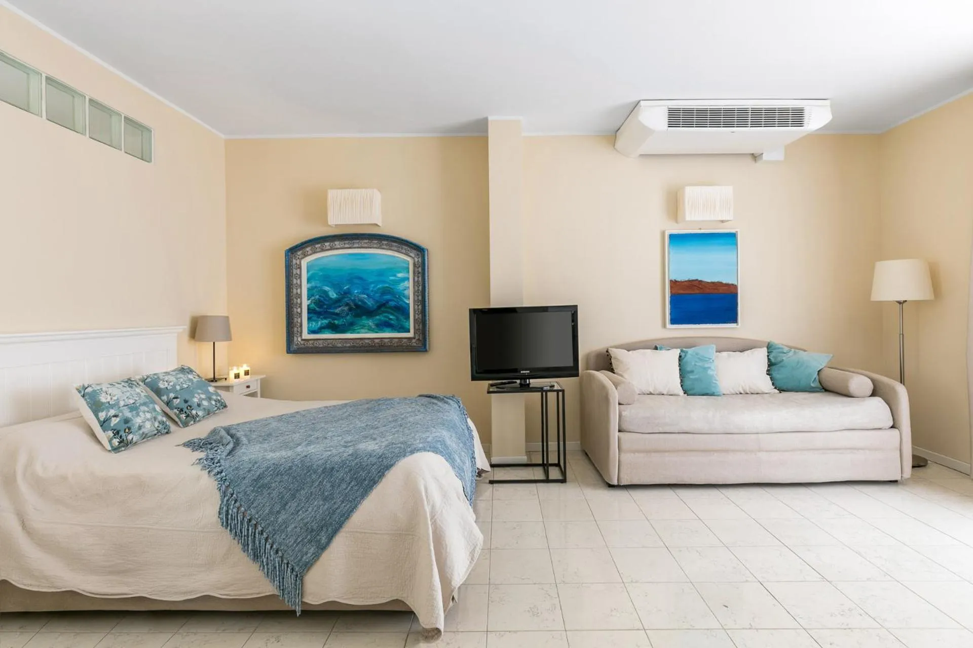 Photo of the whole room, Bed in Adriano Residence