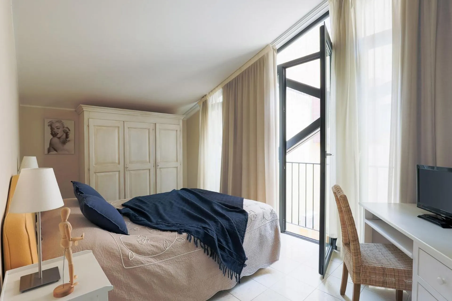 Photo of the whole room, Bed in Adriano Residence