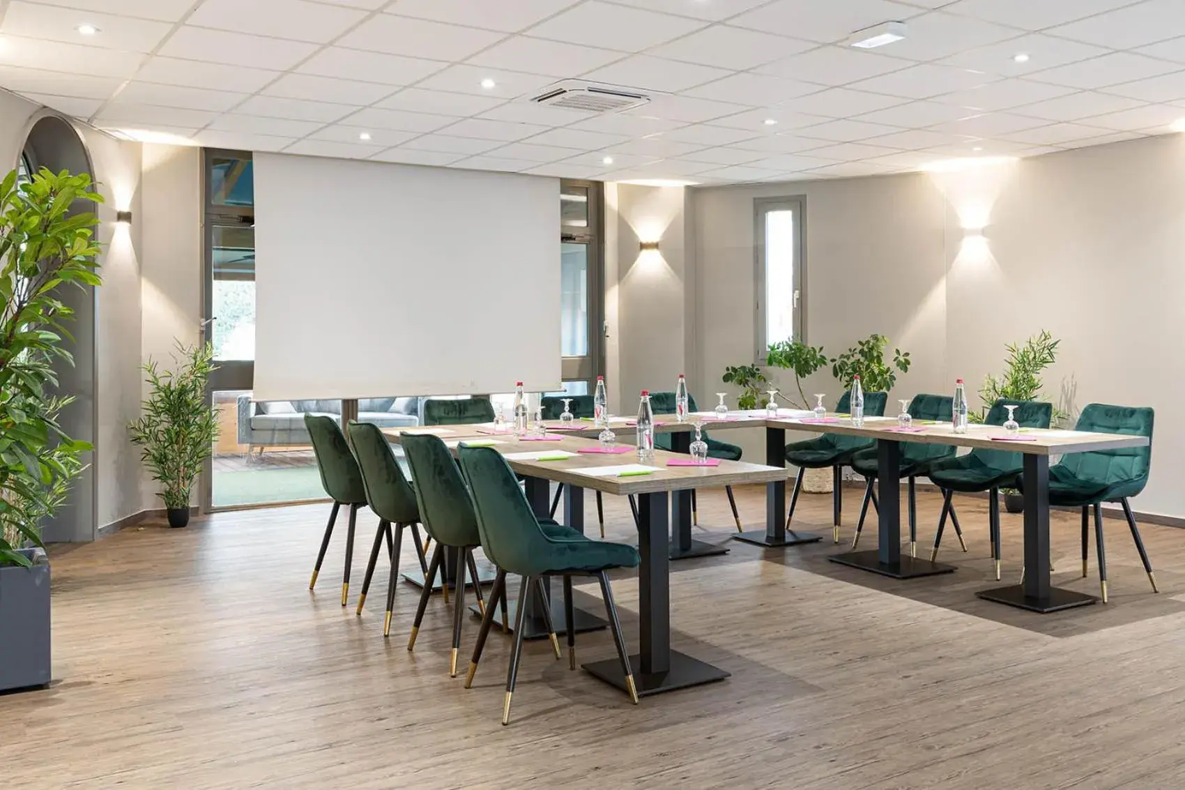 Business facilities in Logis Hôtel Restaurant L'Abri Business facilities in Logis Hôtel Restaurant L'Abri