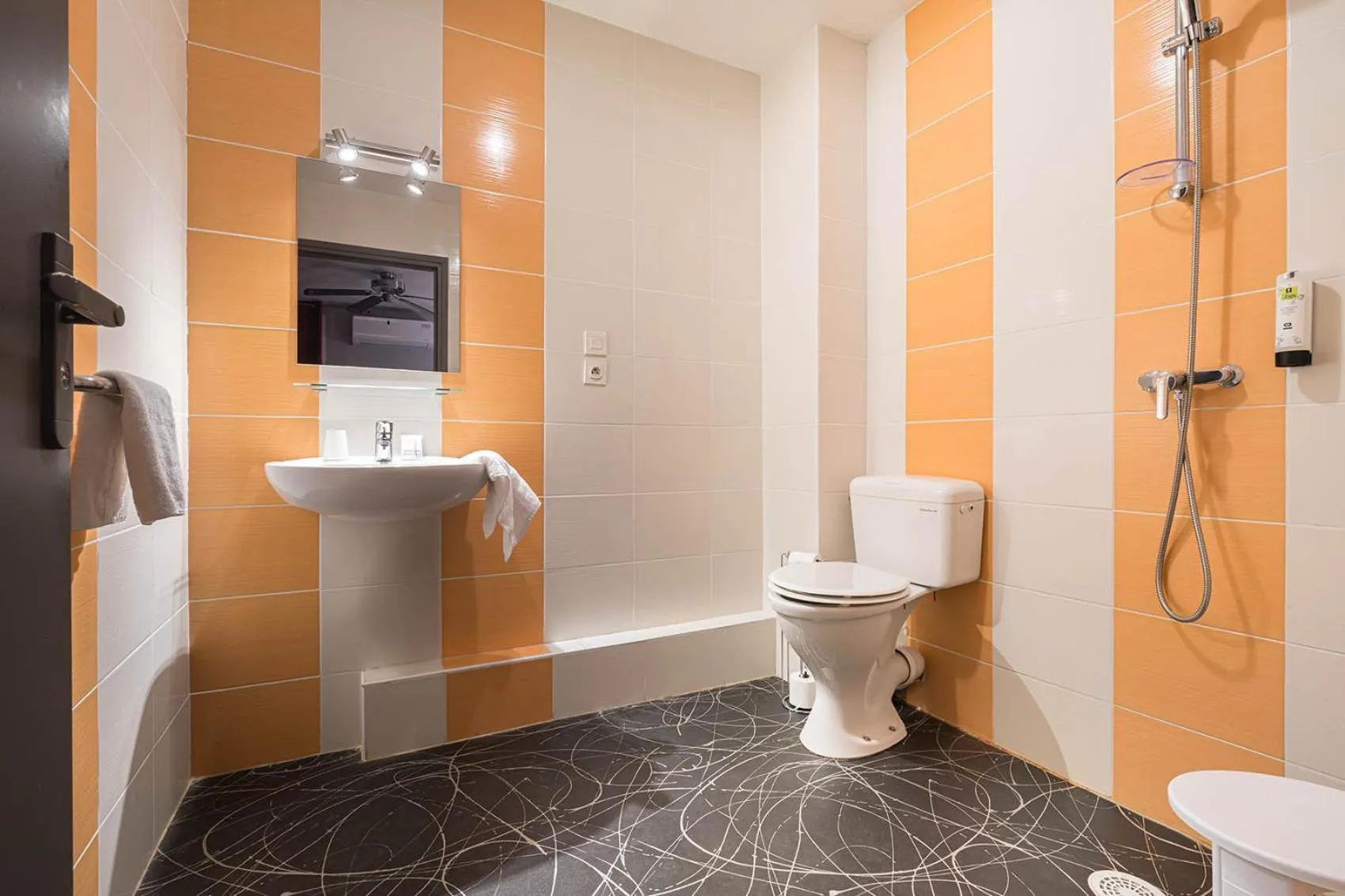 Bathroom in Logis Hôtel Restaurant L'Abri