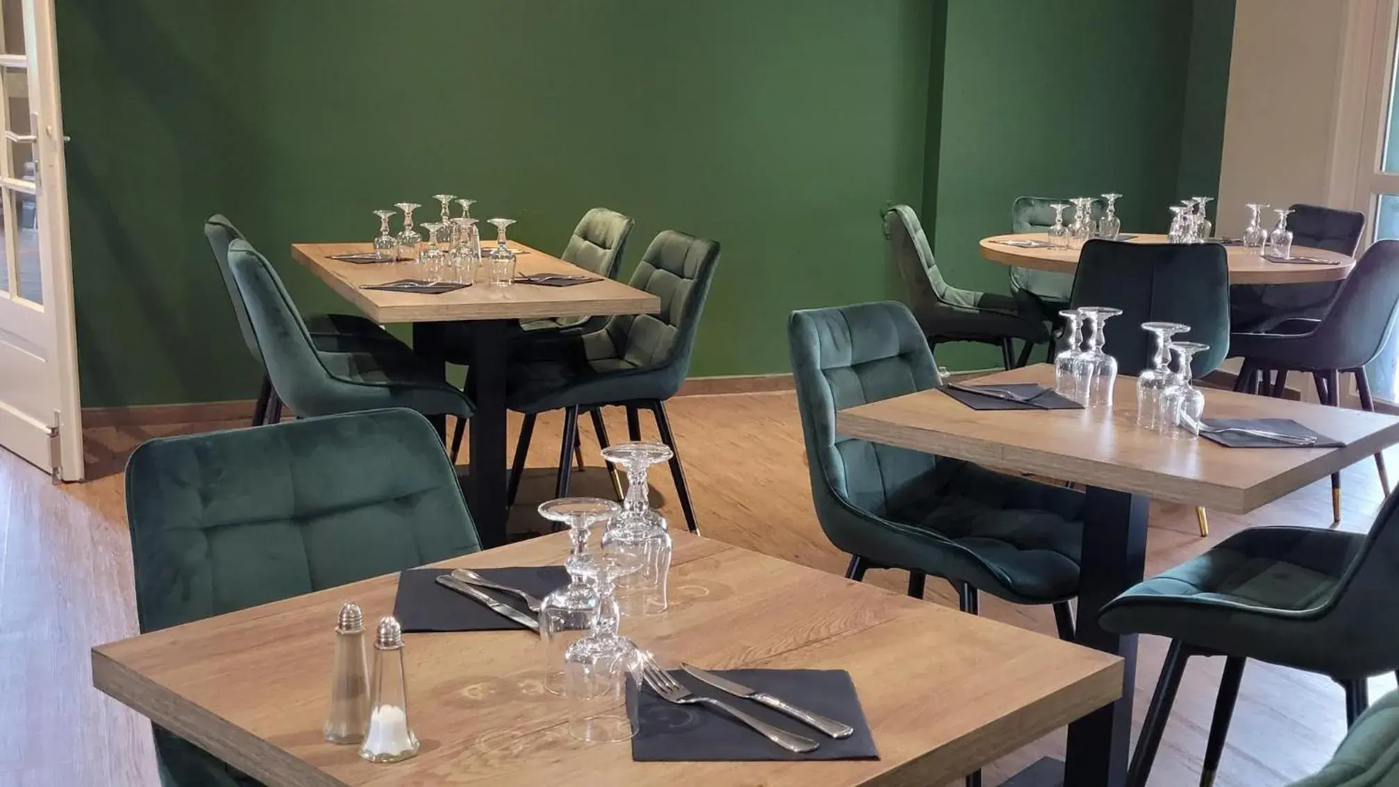 Restaurant/places to eat in Logis Hôtel Restaurant L'Abri Restaurant/places to eat in Logis Hôtel Restaurant L'Abri