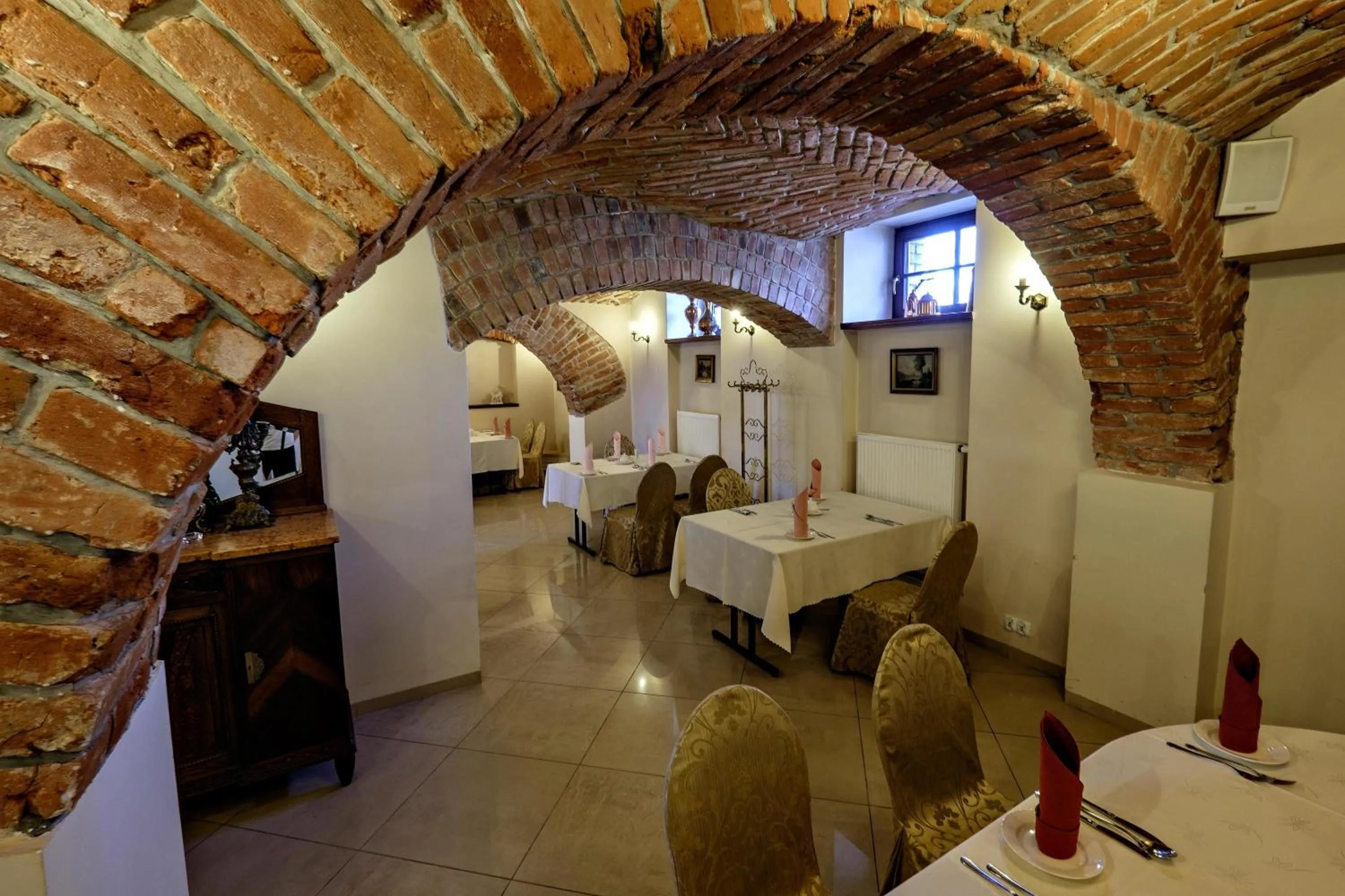 Restaurant/places to eat in Dwór Stary Chotów