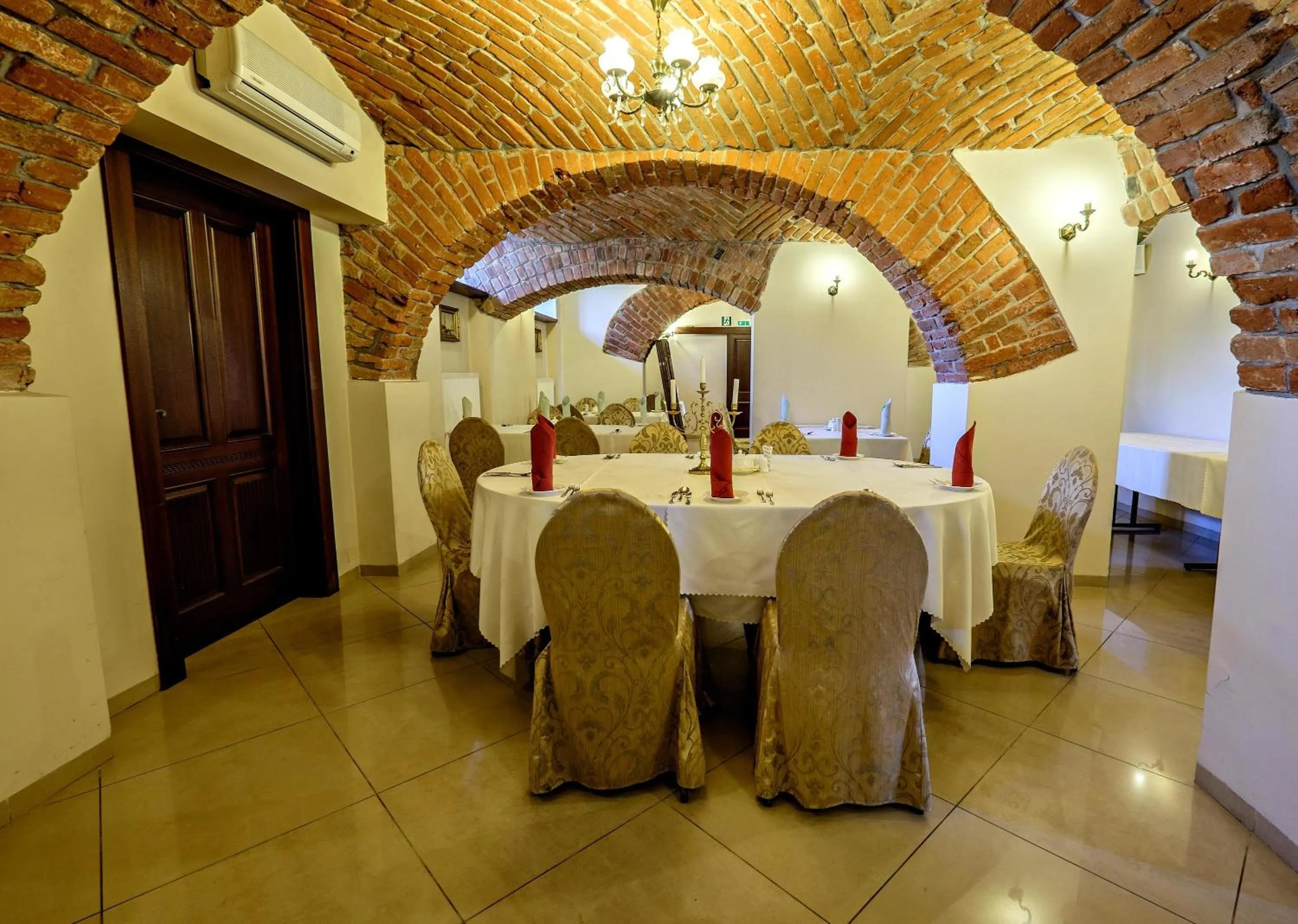 Restaurant/places to eat in Dwór Stary Chotów