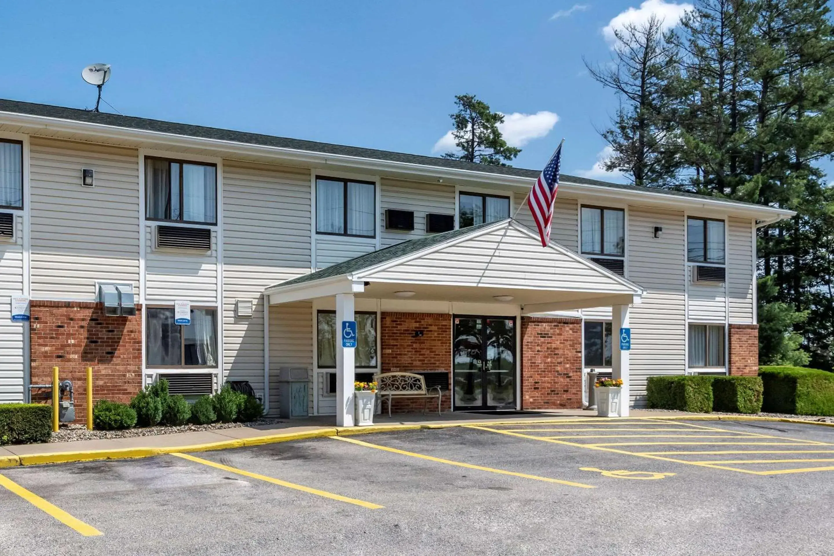 Property building in Quality Inn Property building in Quality Inn