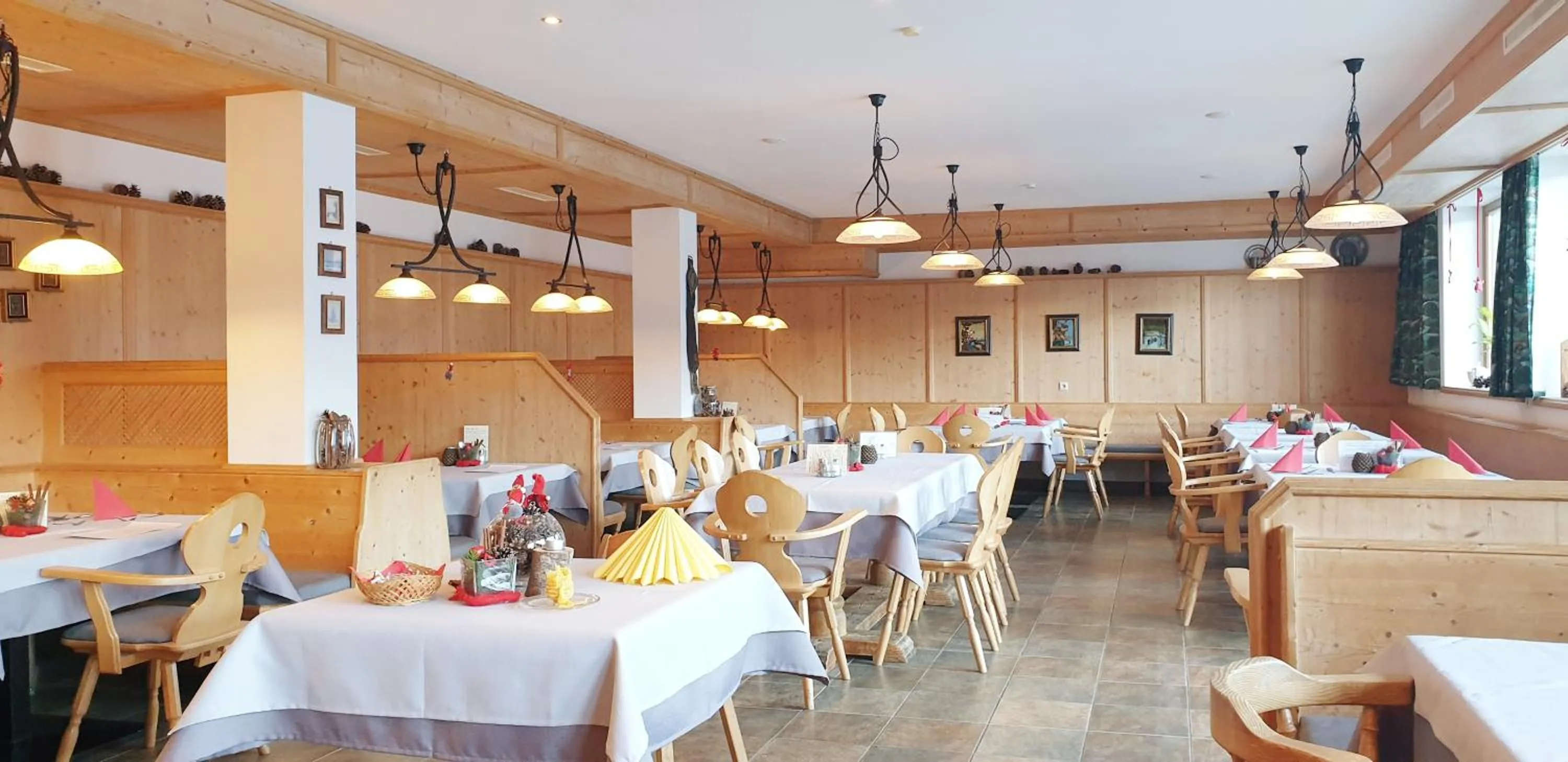 Restaurant/places to eat in Hotel Andreas