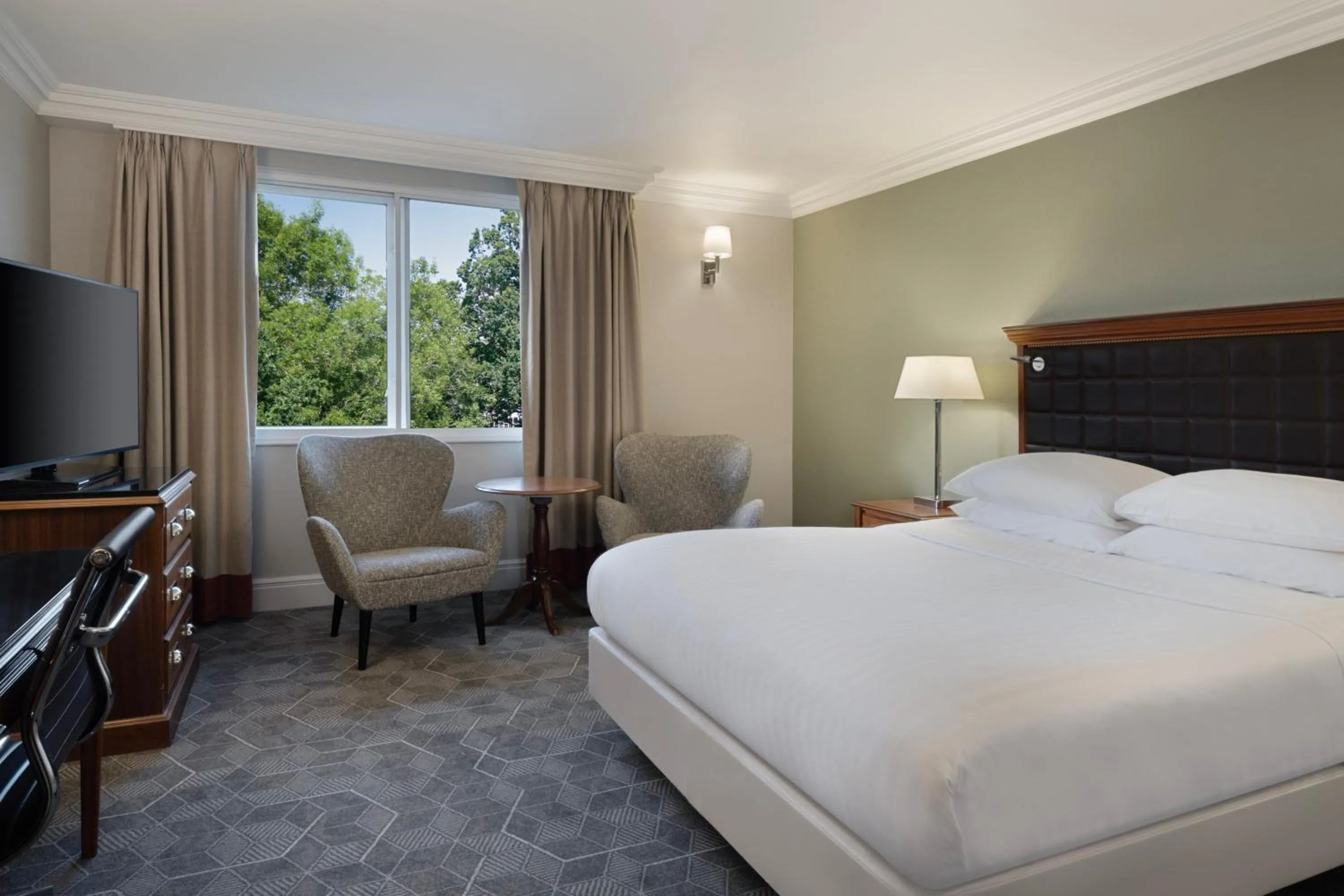 Photo of the whole room, Bed in Delta Hotels by Marriott Huntingdon