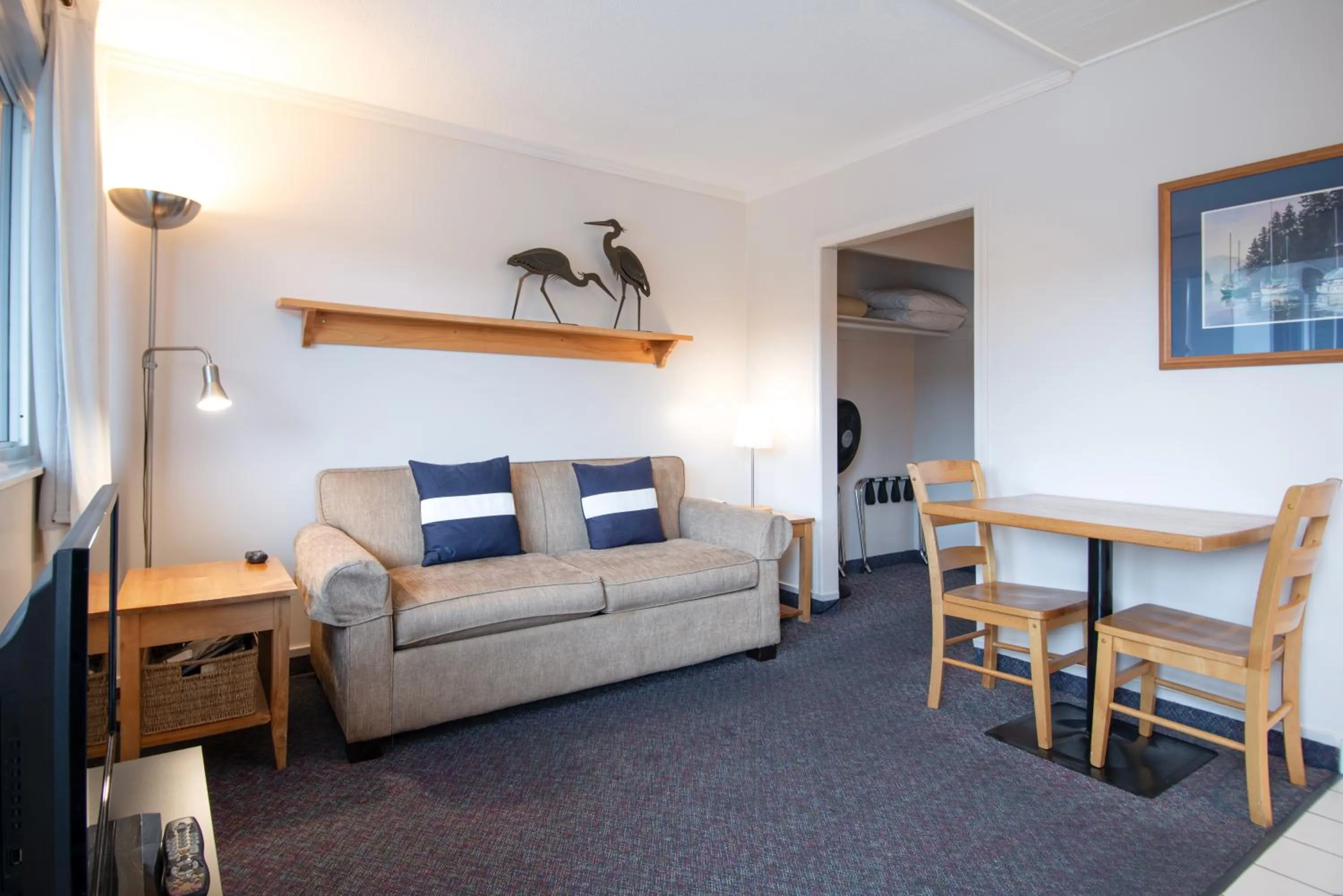 Living room in Buccaneer Inn