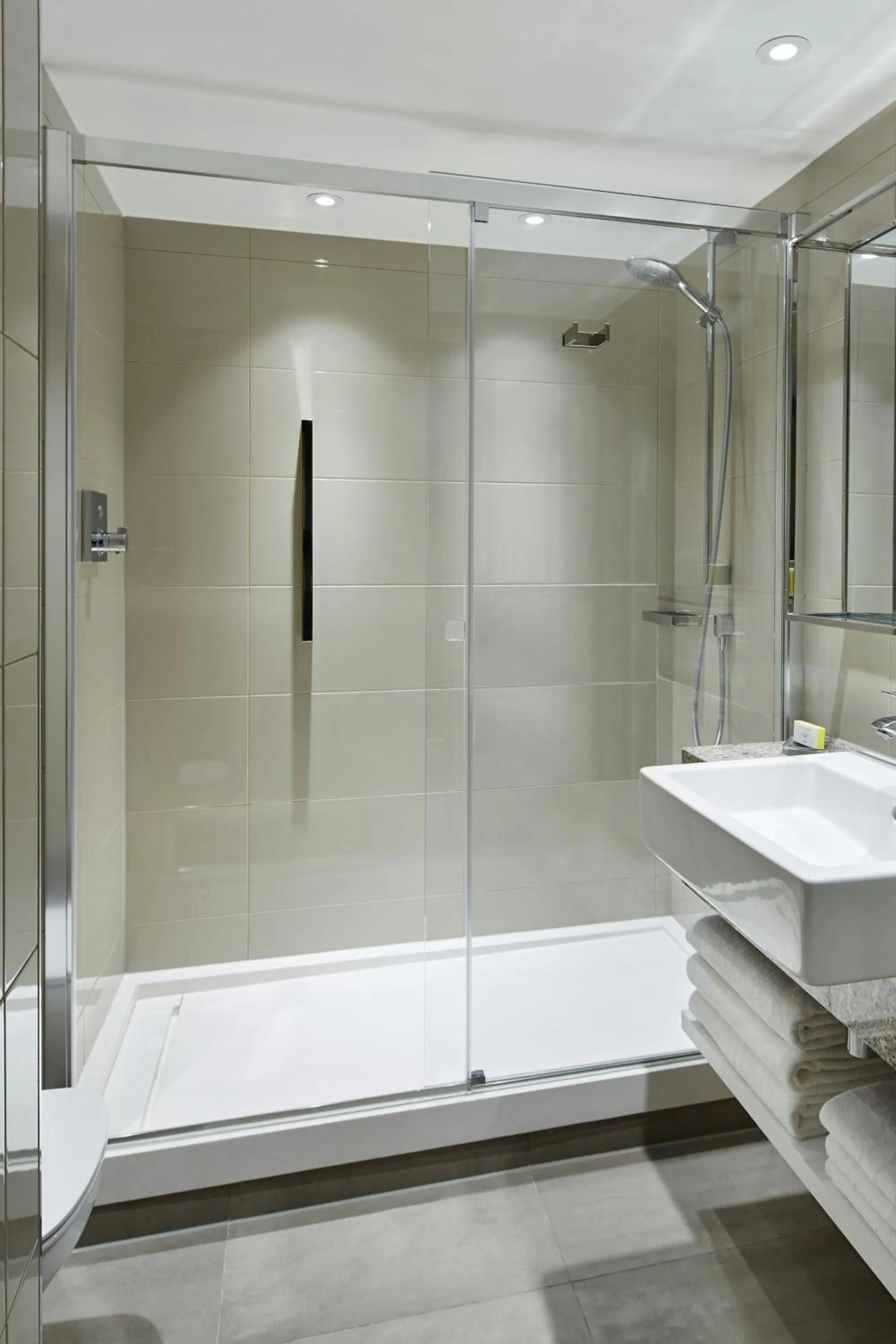 Bathroom in London Marriott Maida Vale