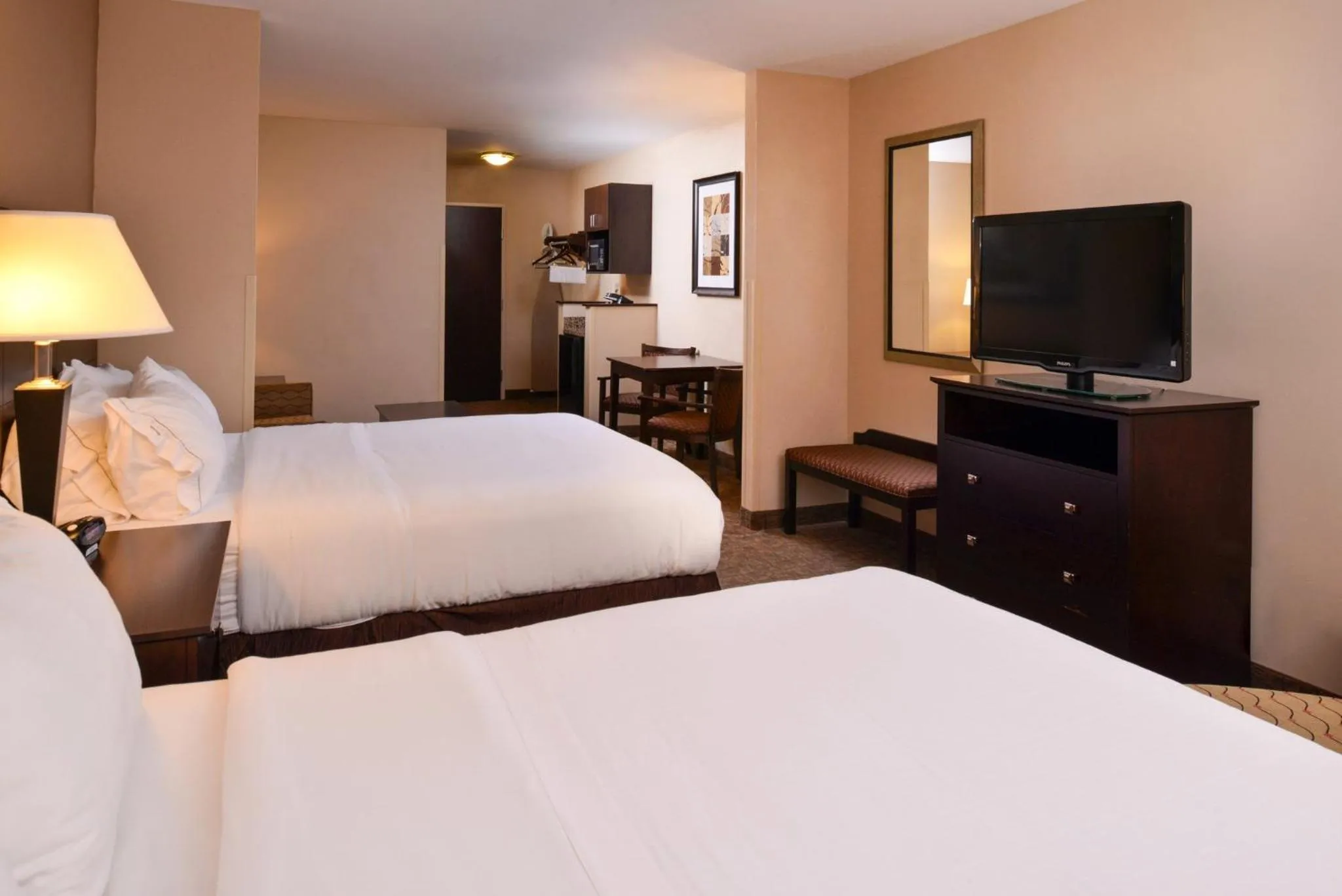 Photo of the whole room, Bed in Holiday Inn Express & Suites Fairmont by IHG