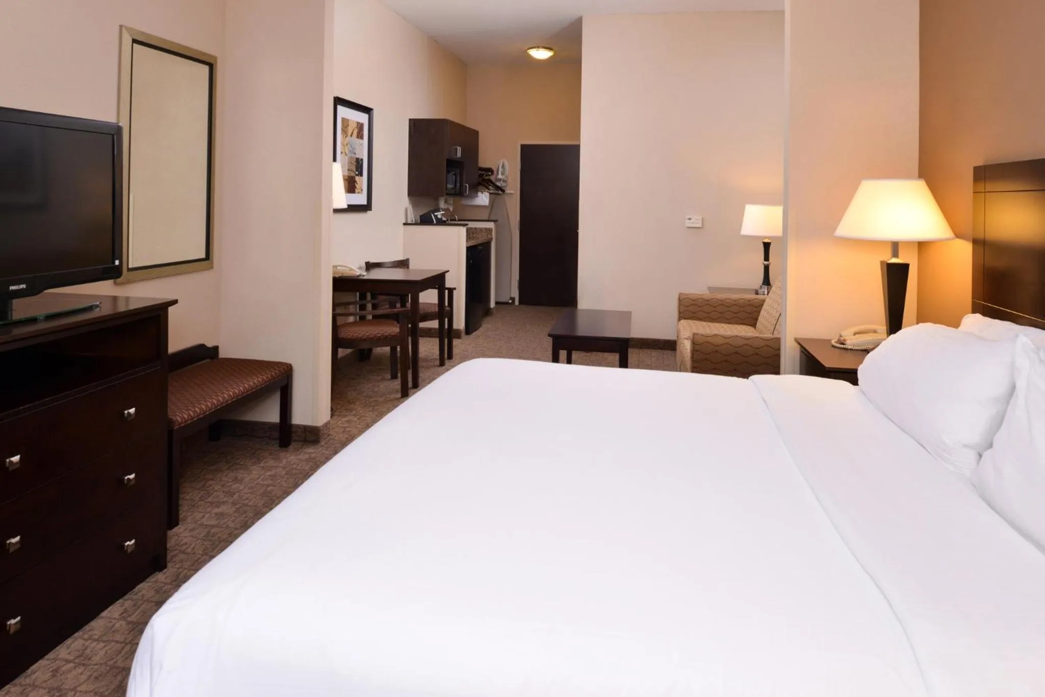 Photo of the whole room, Bed in Holiday Inn Express & Suites Fairmont by IHG