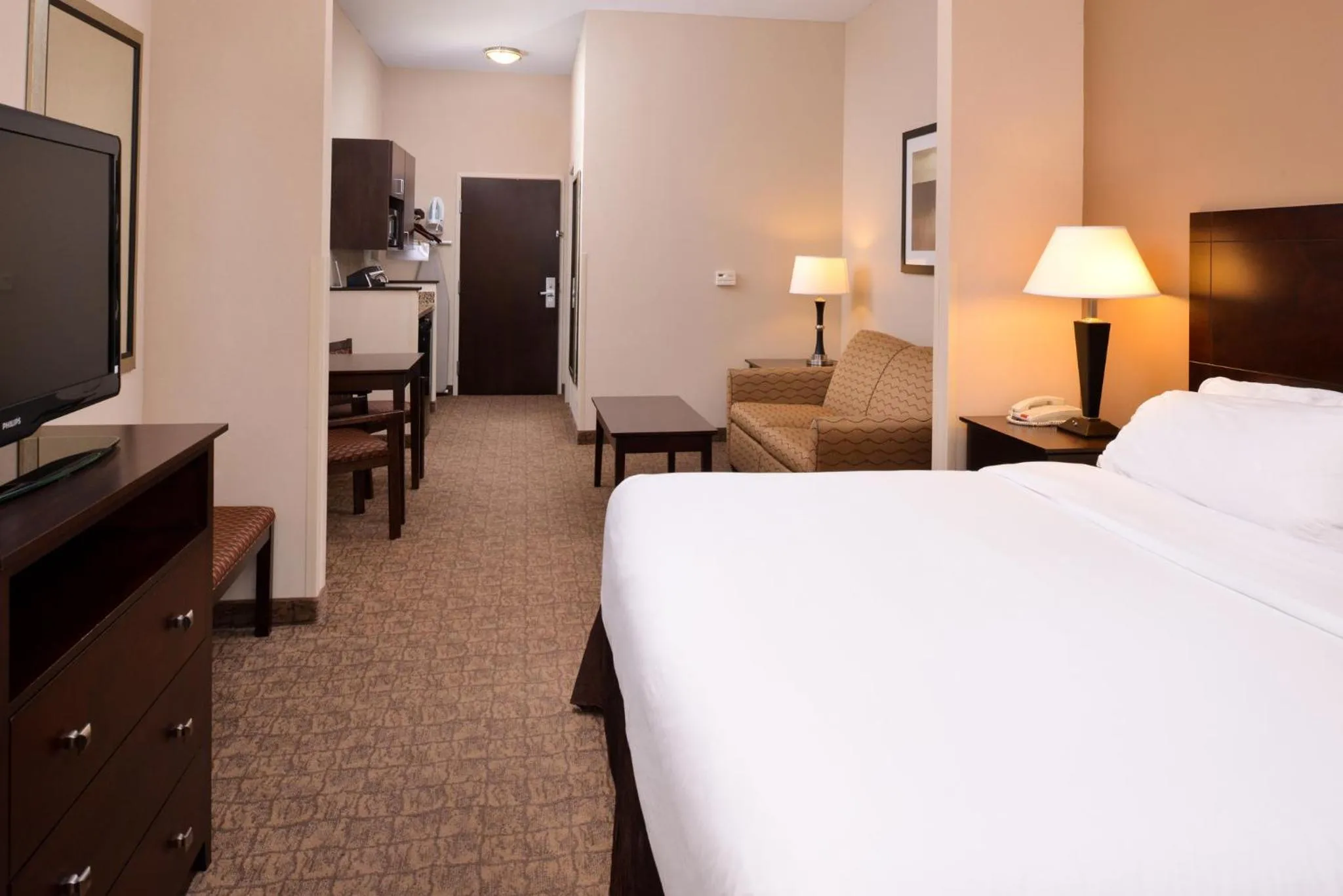 Photo of the whole room, Bed in Holiday Inn Express & Suites Fairmont by IHG