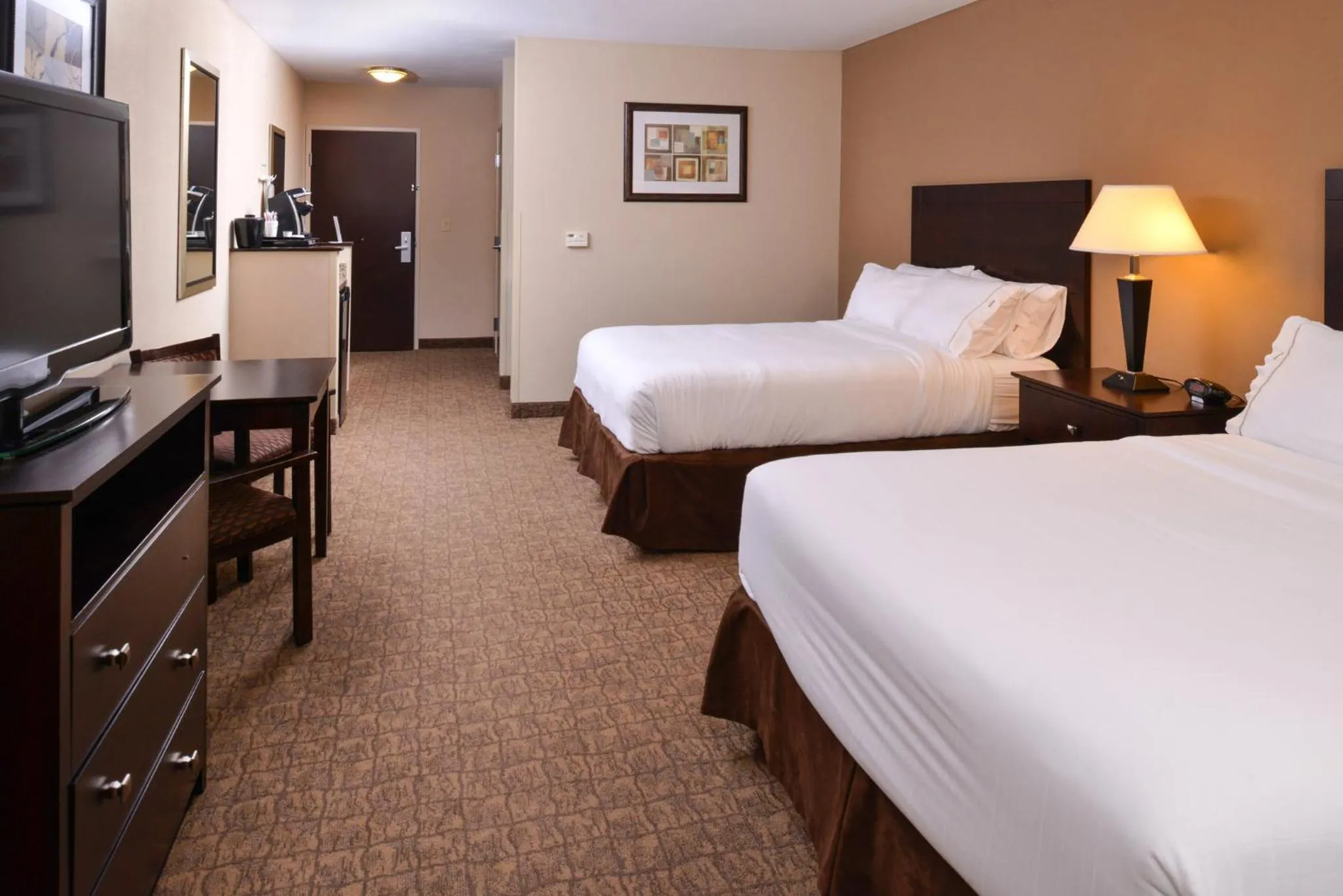 Photo of the whole room, Bed in Holiday Inn Express & Suites Fairmont by IHG