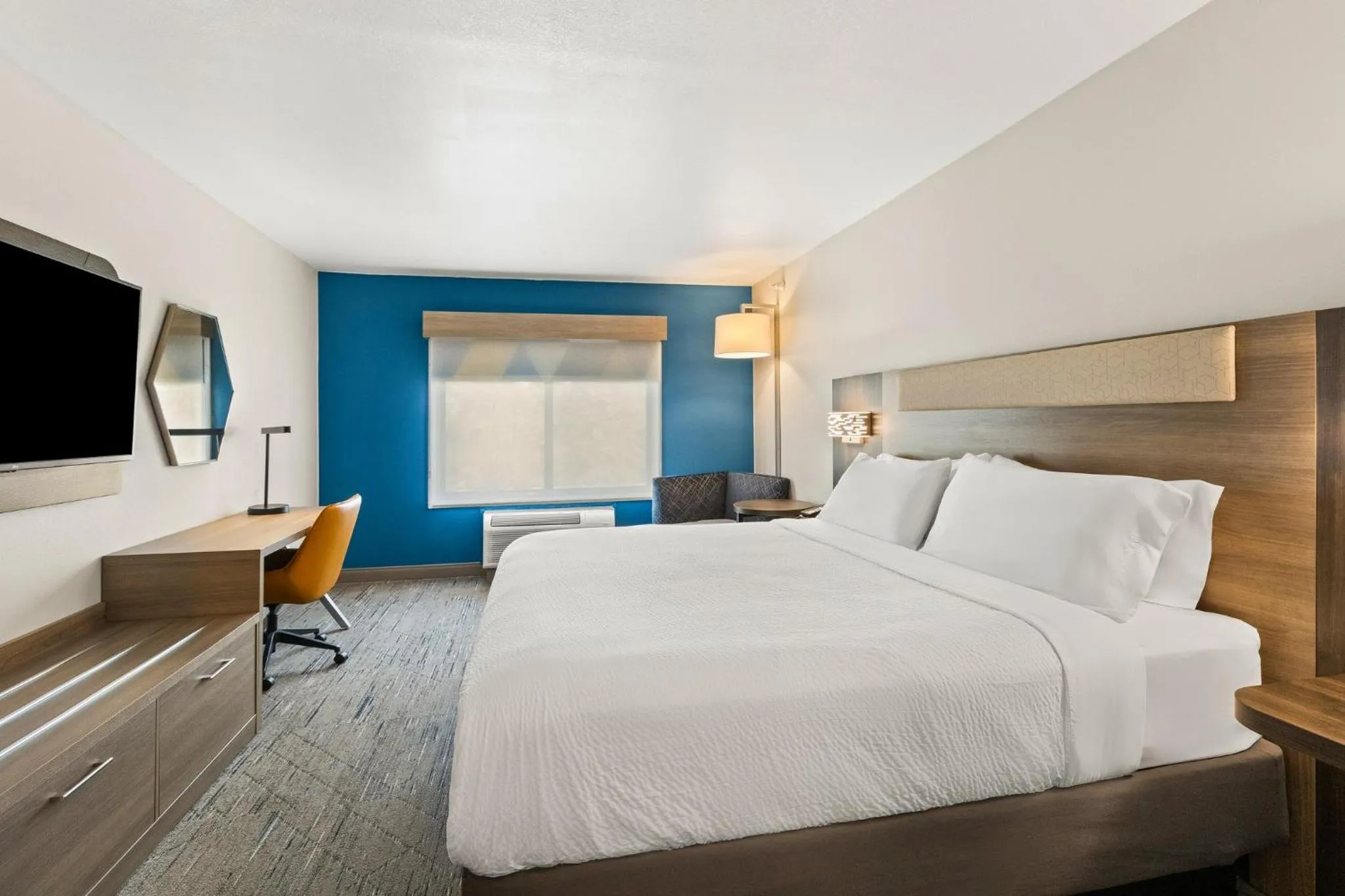 Photo of the whole room, Bed in Holiday Inn Express & Suites Fairmont by IHG