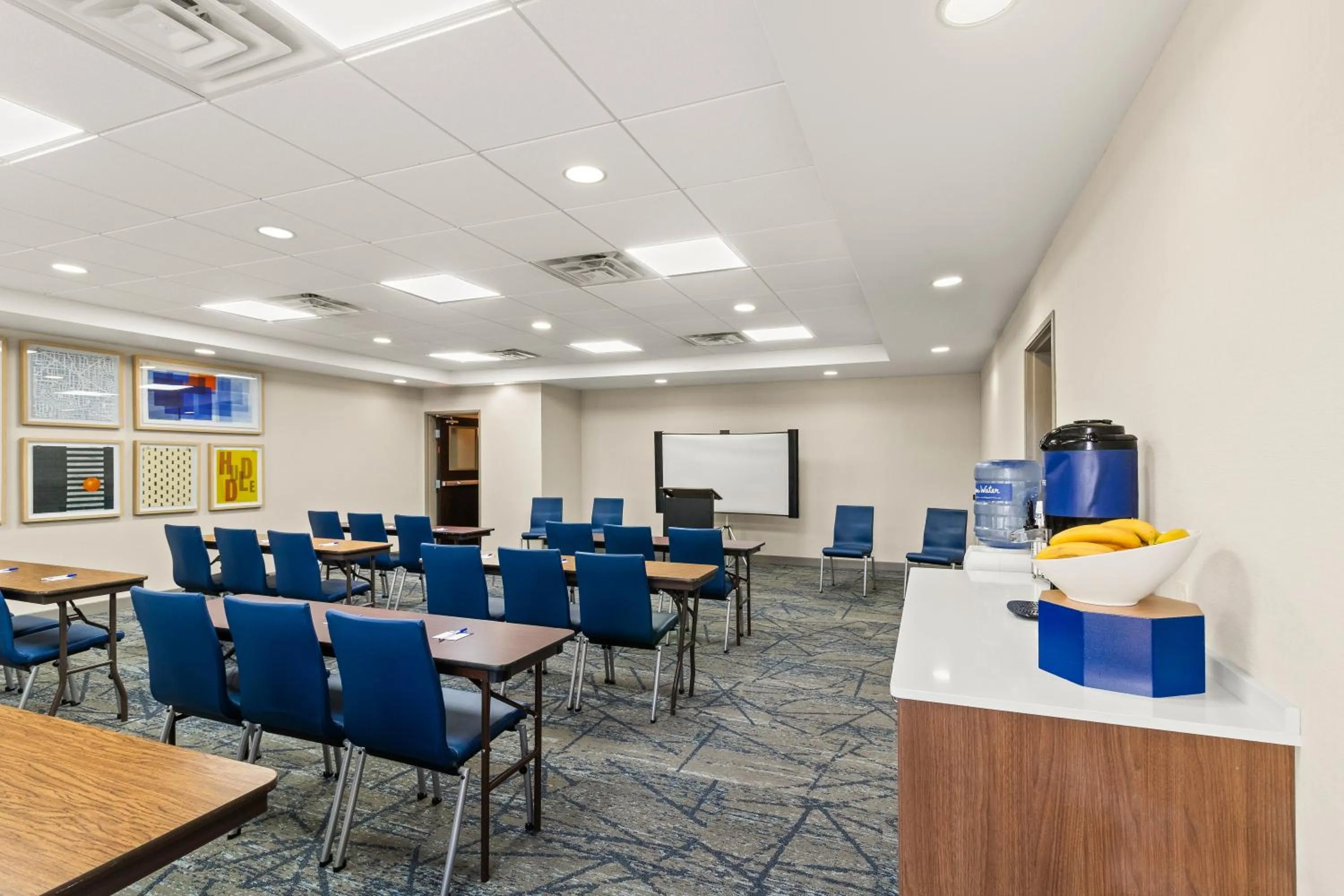 Meeting/conference room in Holiday Inn Express & Suites Fairmont by IHG