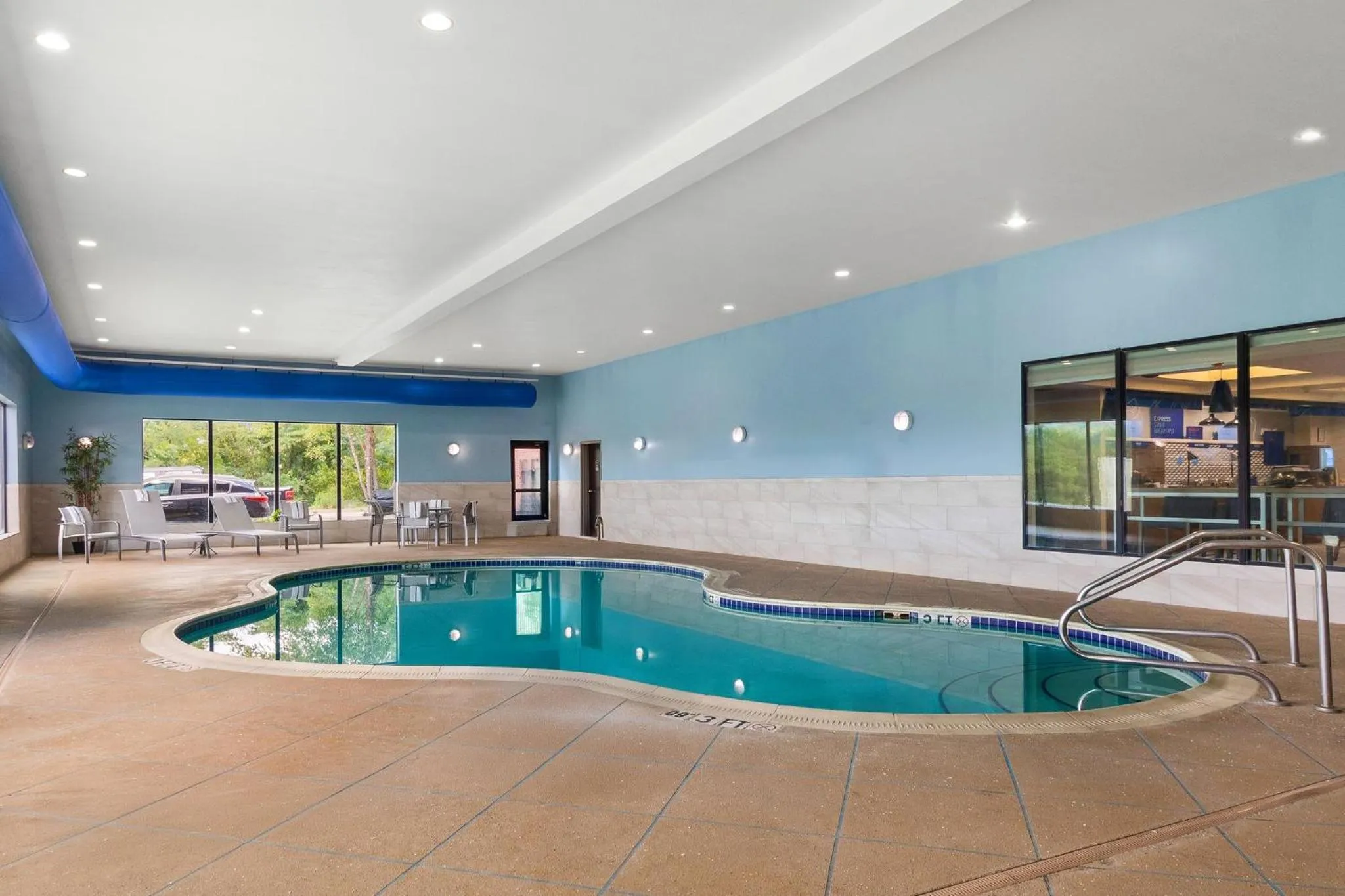 Swimming pool in Holiday Inn Express & Suites Fairmont by IHG