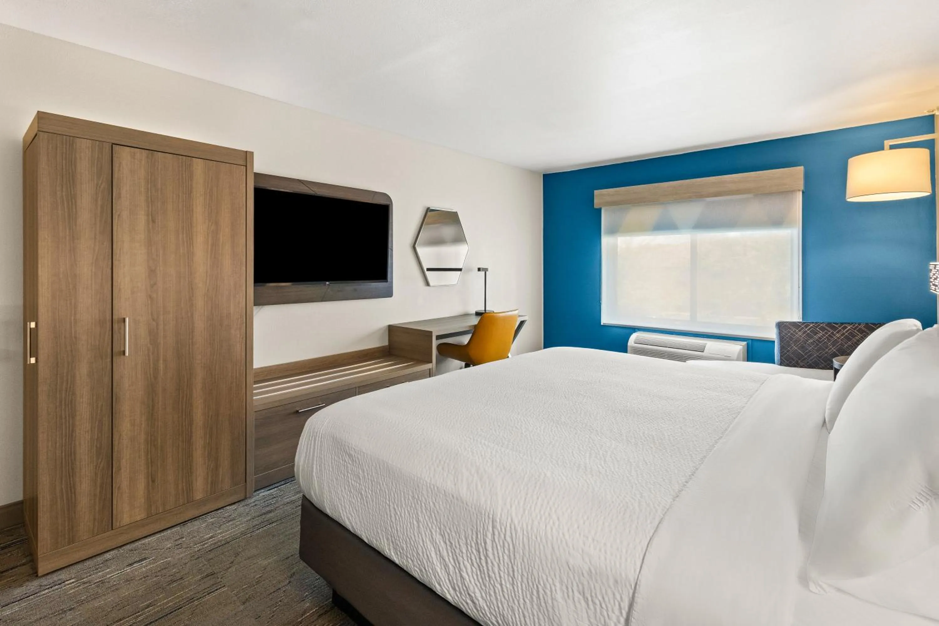 Bedroom, Bed in Holiday Inn Express & Suites Fairmont by IHG