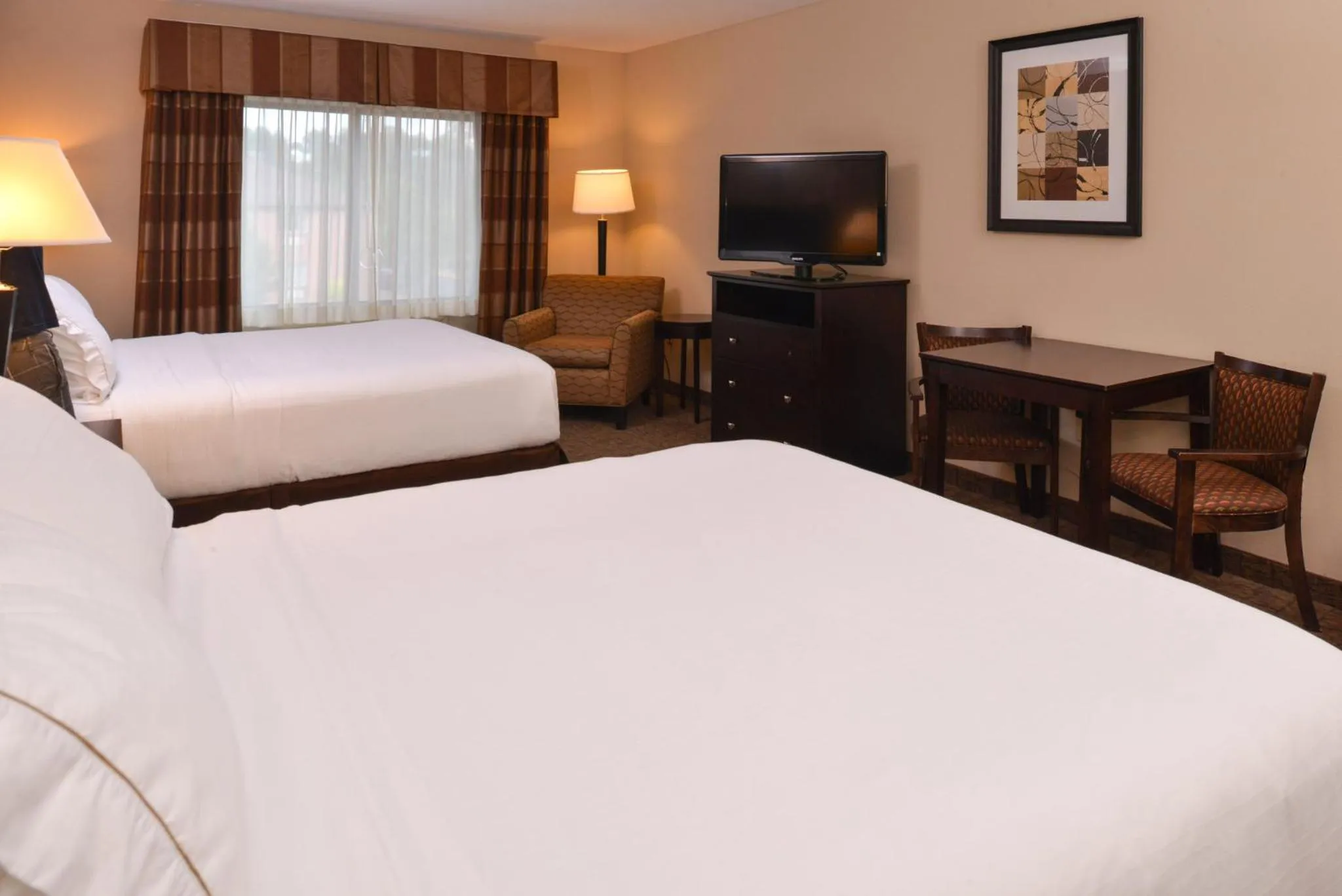 Photo of the whole room, Bed in Holiday Inn Express & Suites Fairmont by IHG
