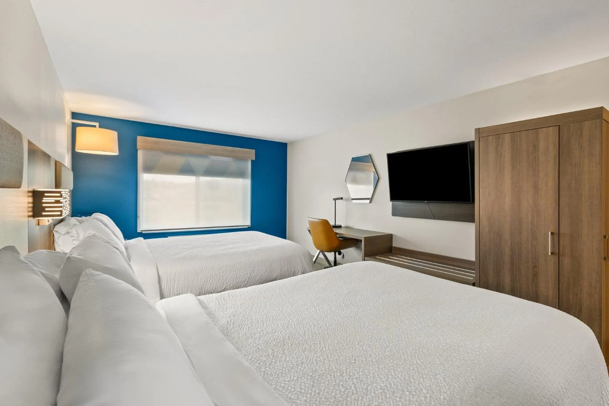 Photo of the whole room, Bed in Holiday Inn Express & Suites Fairmont by IHG