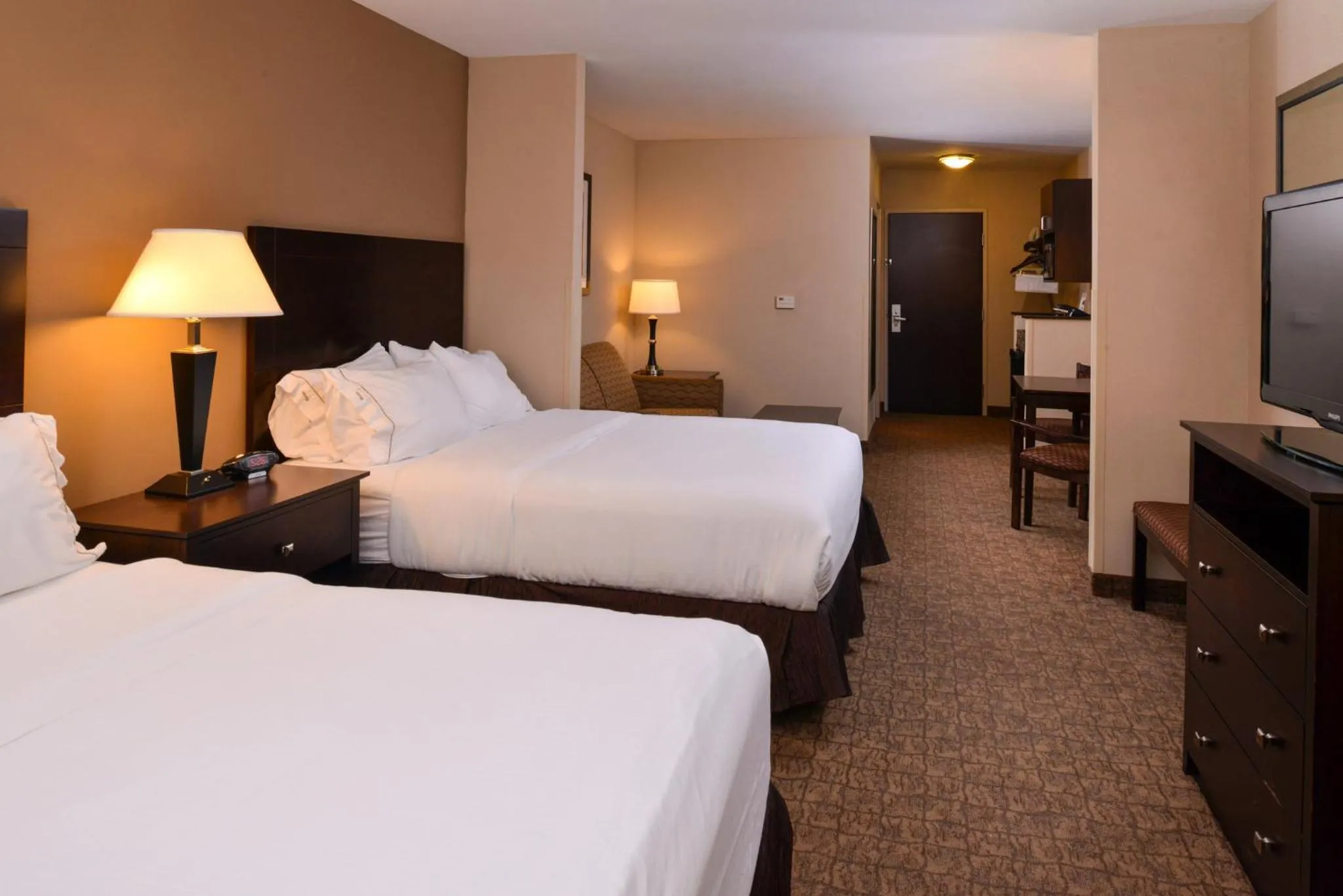 Photo of the whole room, Bed in Holiday Inn Express & Suites Fairmont by IHG