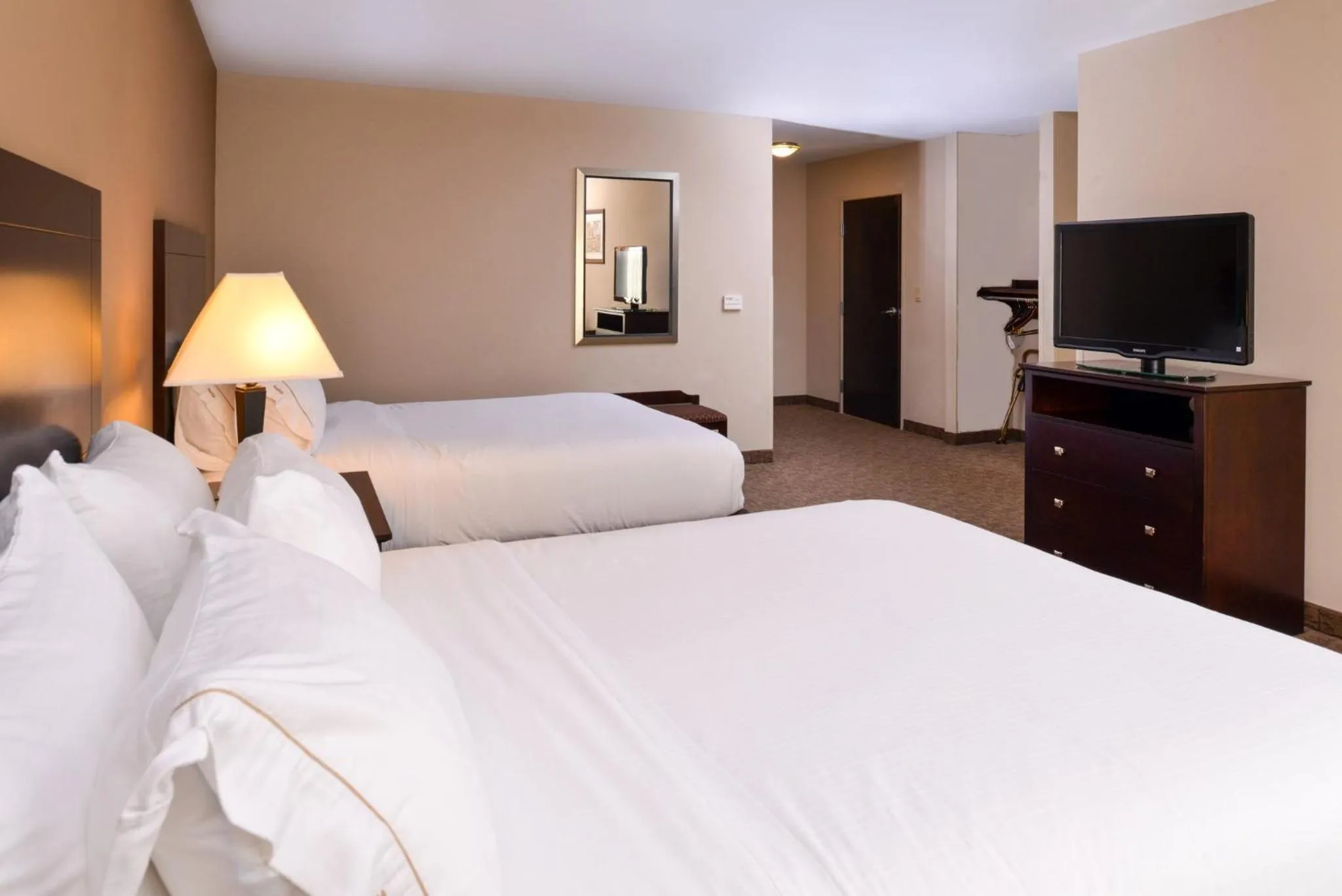 Photo of the whole room, Bed in Holiday Inn Express & Suites Fairmont by IHG