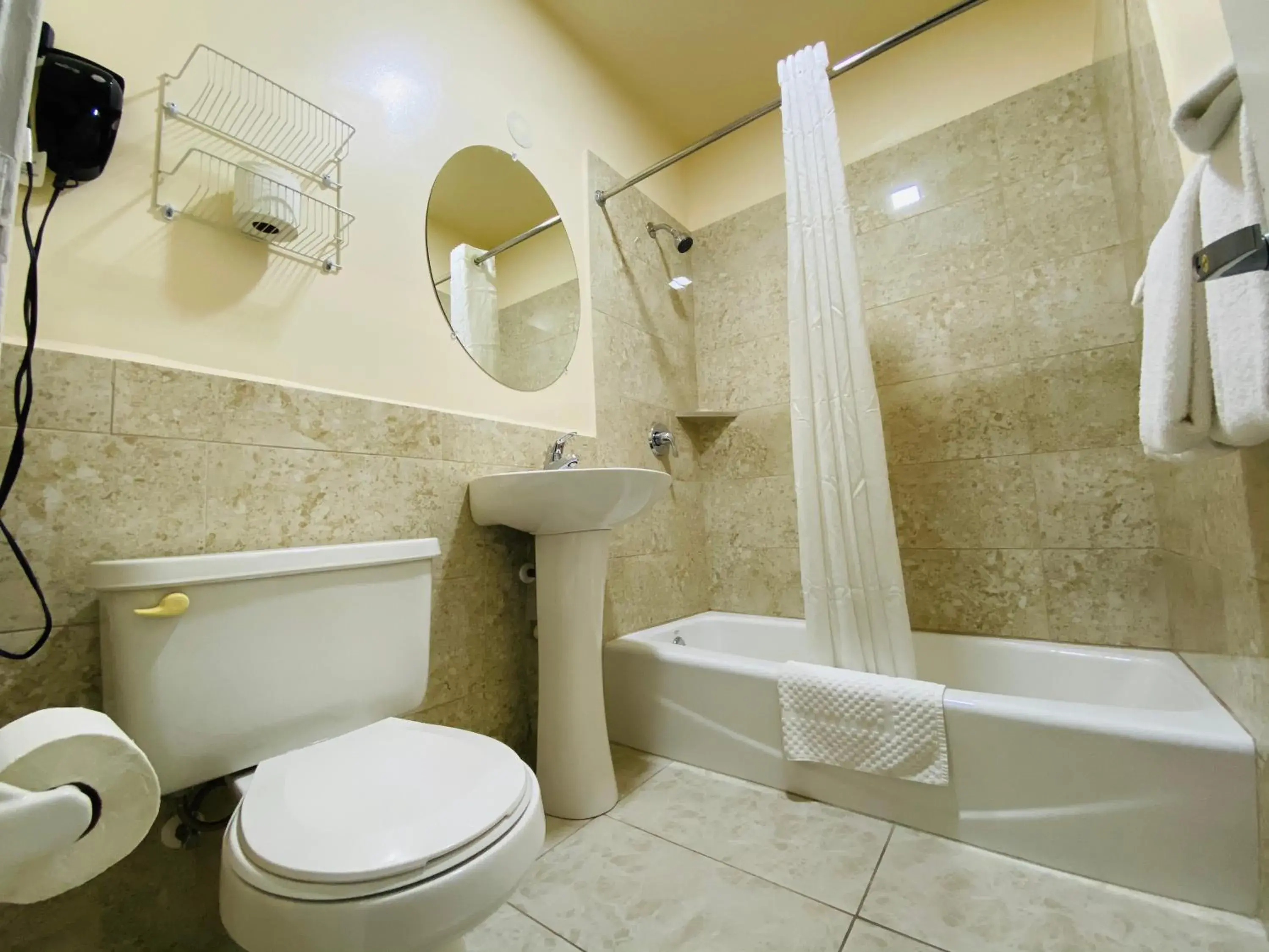 Queen Room in A 1 A Super Inn Queen Room in A 1 A Super Inn