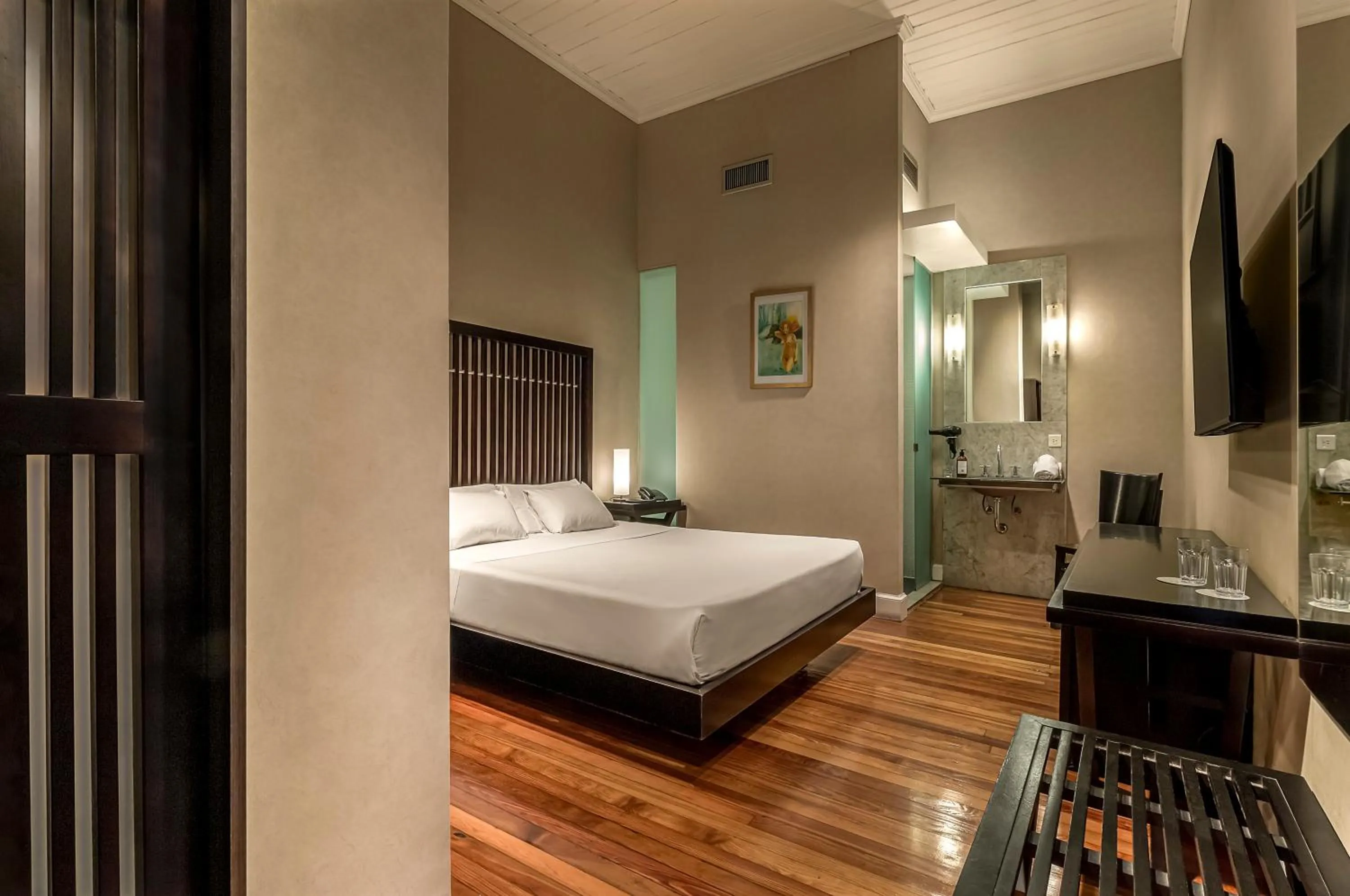 Photo of the whole room, Bed in Patios de San Telmo