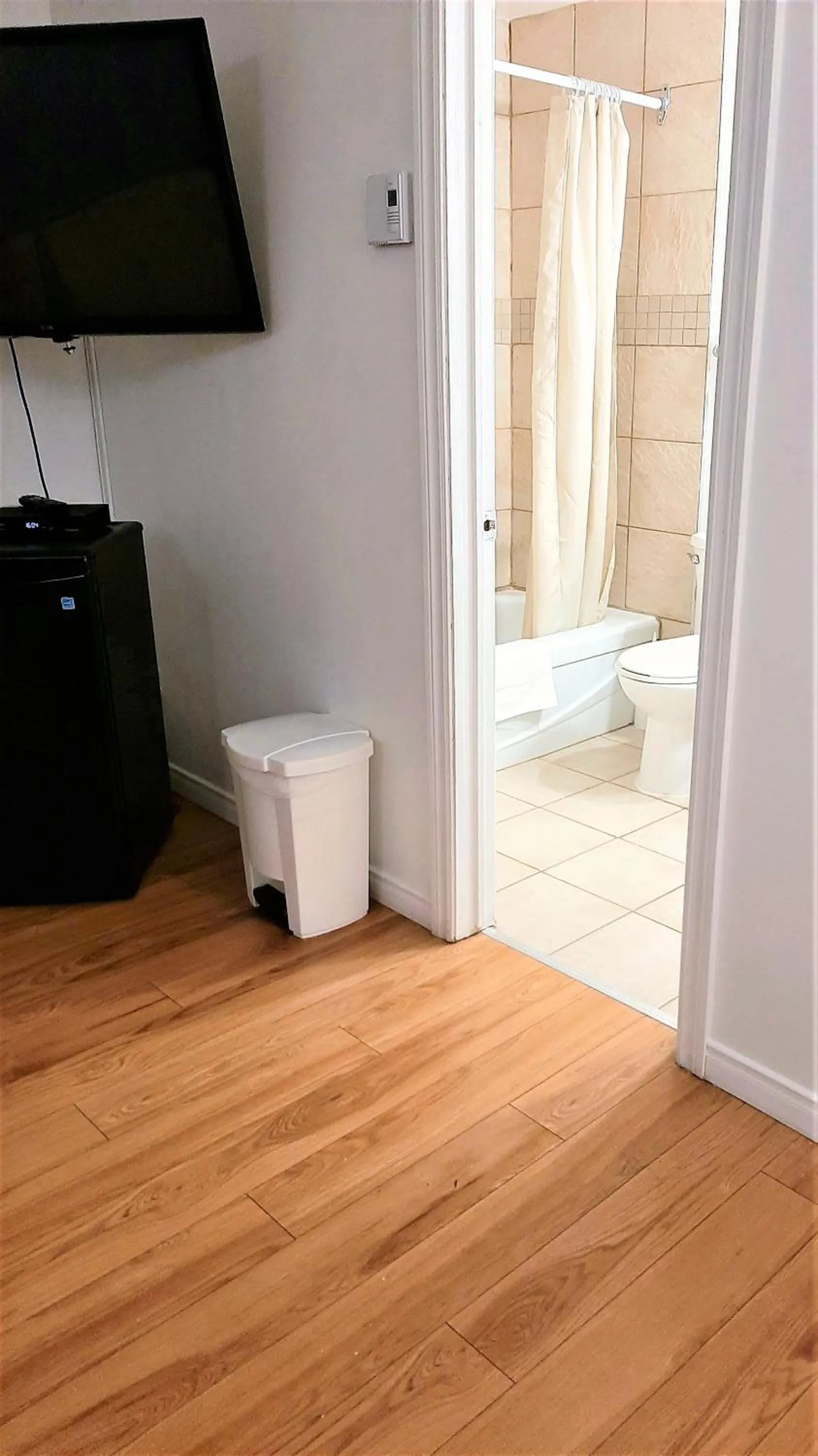 Shower in Motel Bonsoir