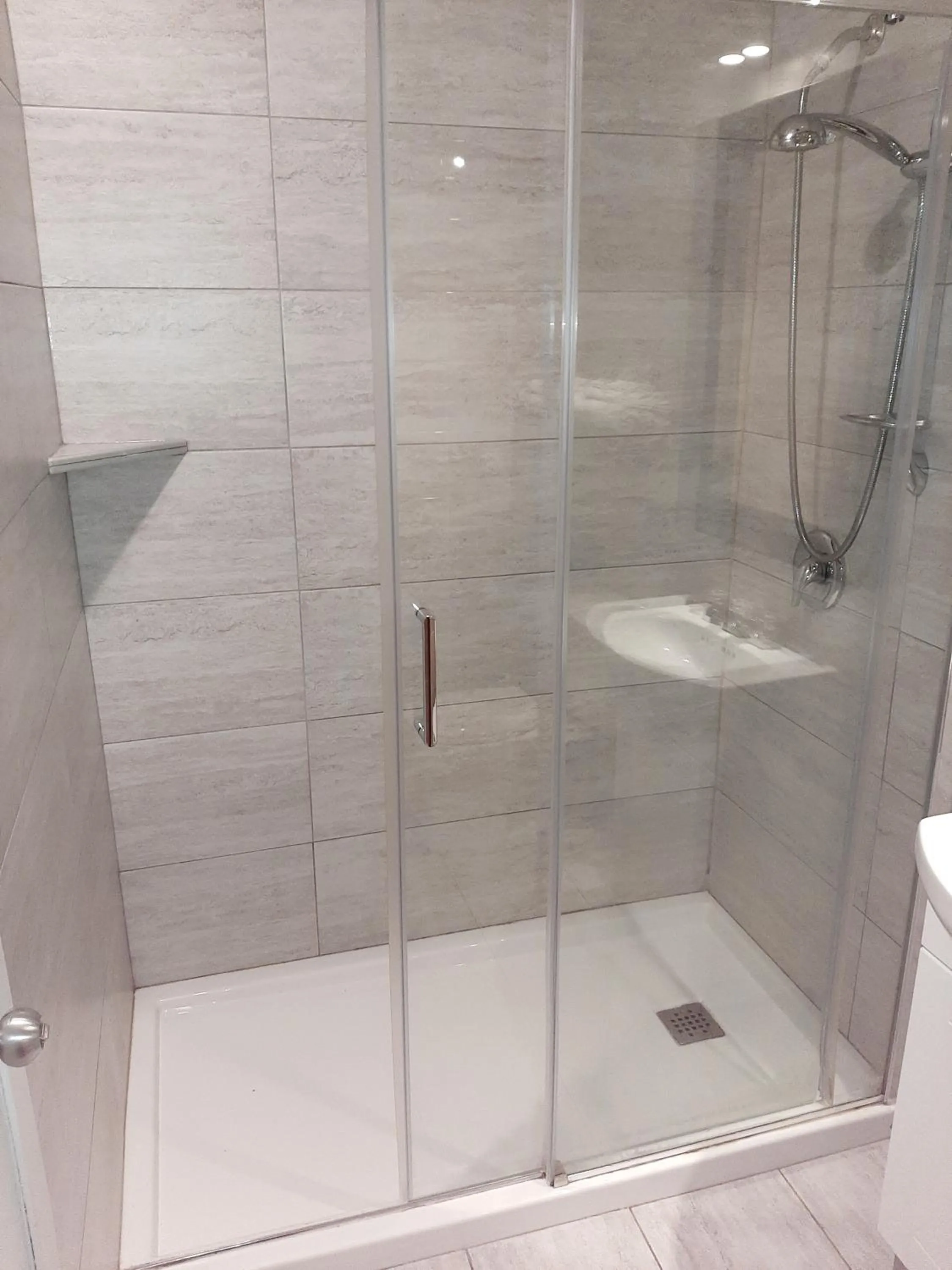 Shower in Motel Bonsoir