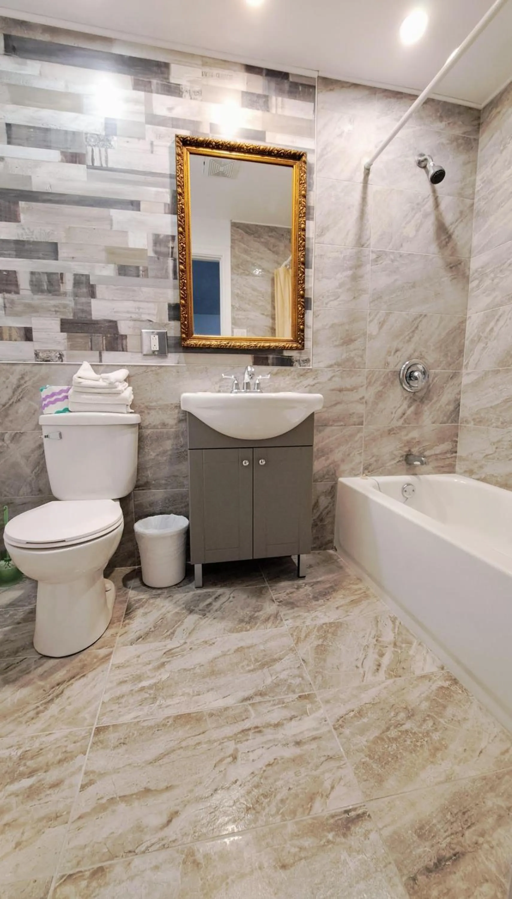 Shower in Motel Bonsoir