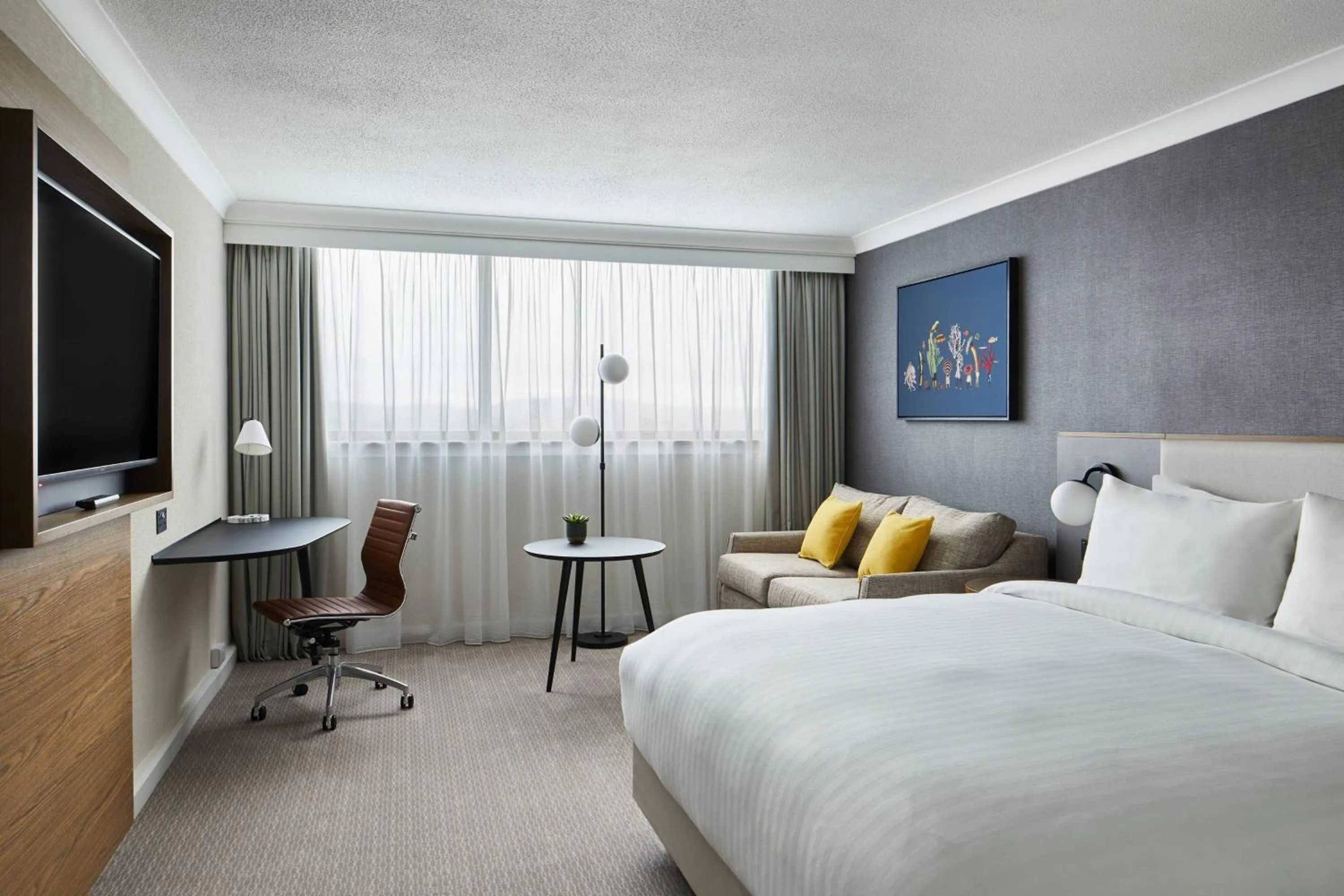 Photo of the whole room, Bed in Cardiff Marriott Hotel