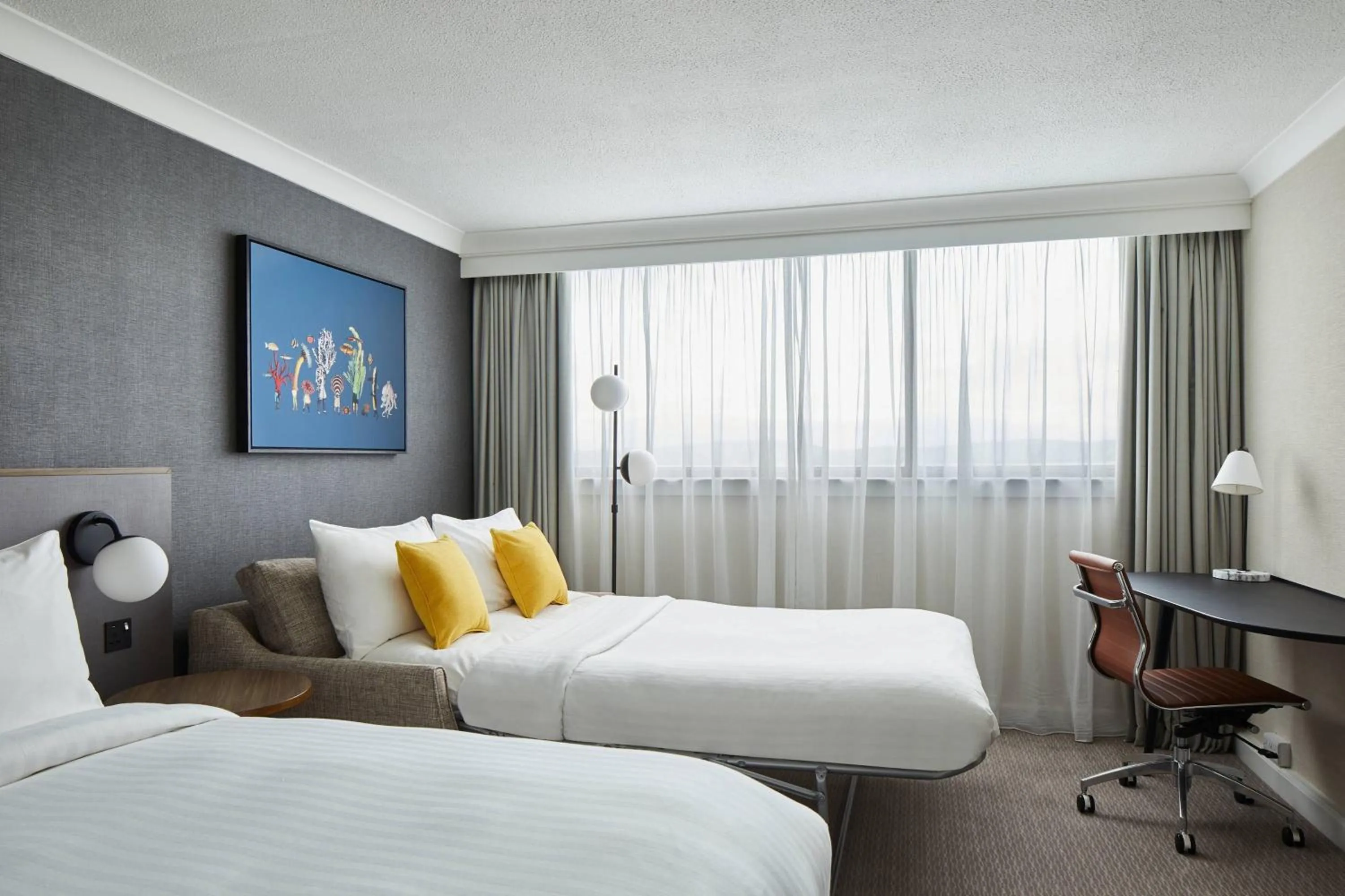 Photo of the whole room, Bed in Cardiff Marriott Hotel