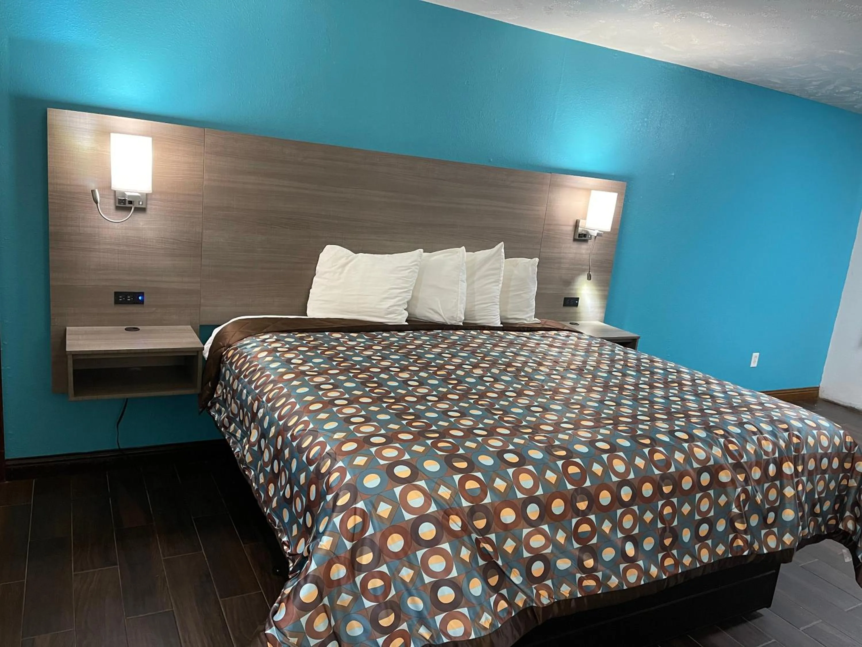 Bedroom, Bed in Baymont by Wyndham Bellevue - Omaha