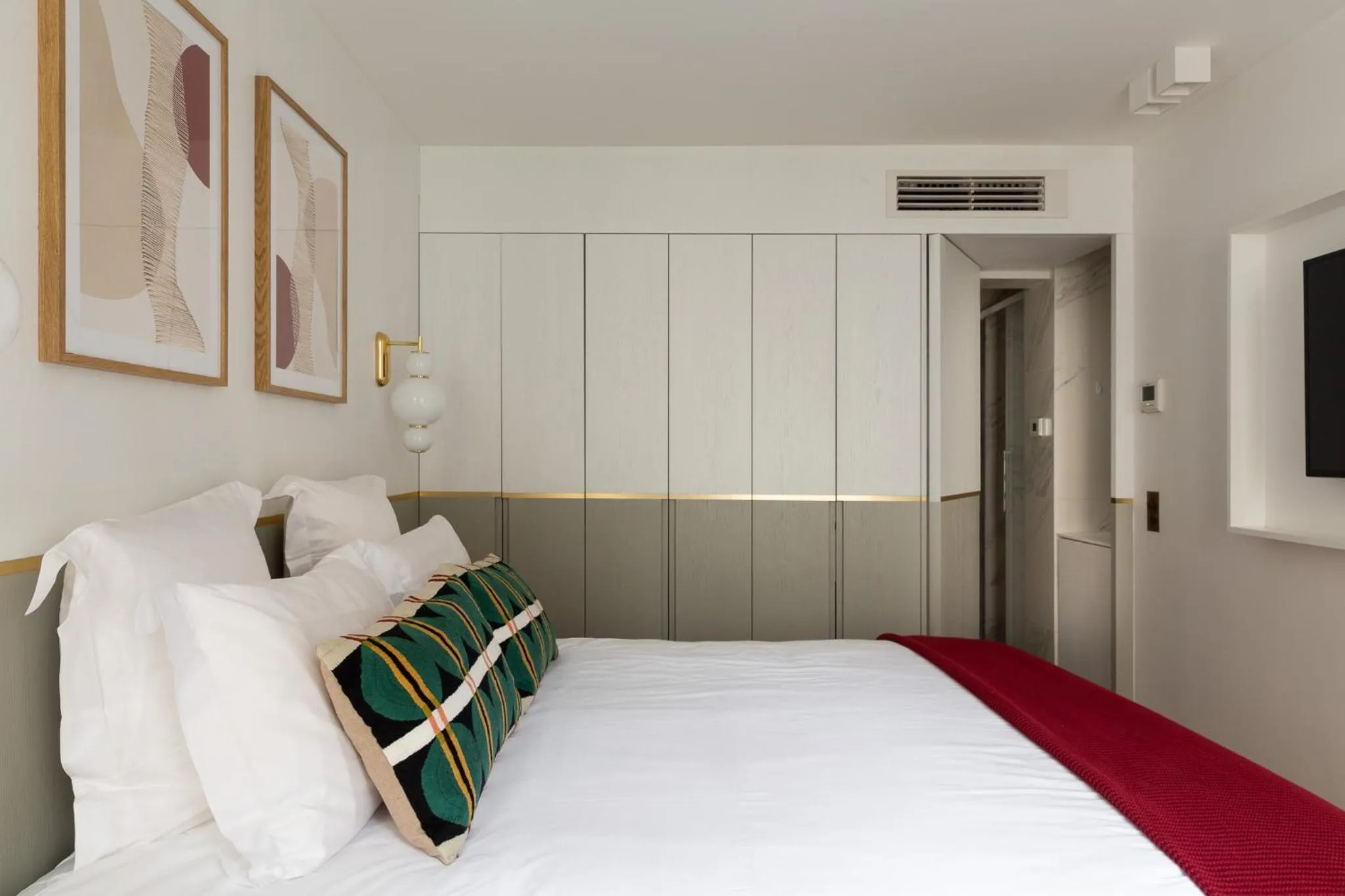 Bedroom, Bed in HIGHSTAY - Luxury Serviced Apartments - Place Vendôme