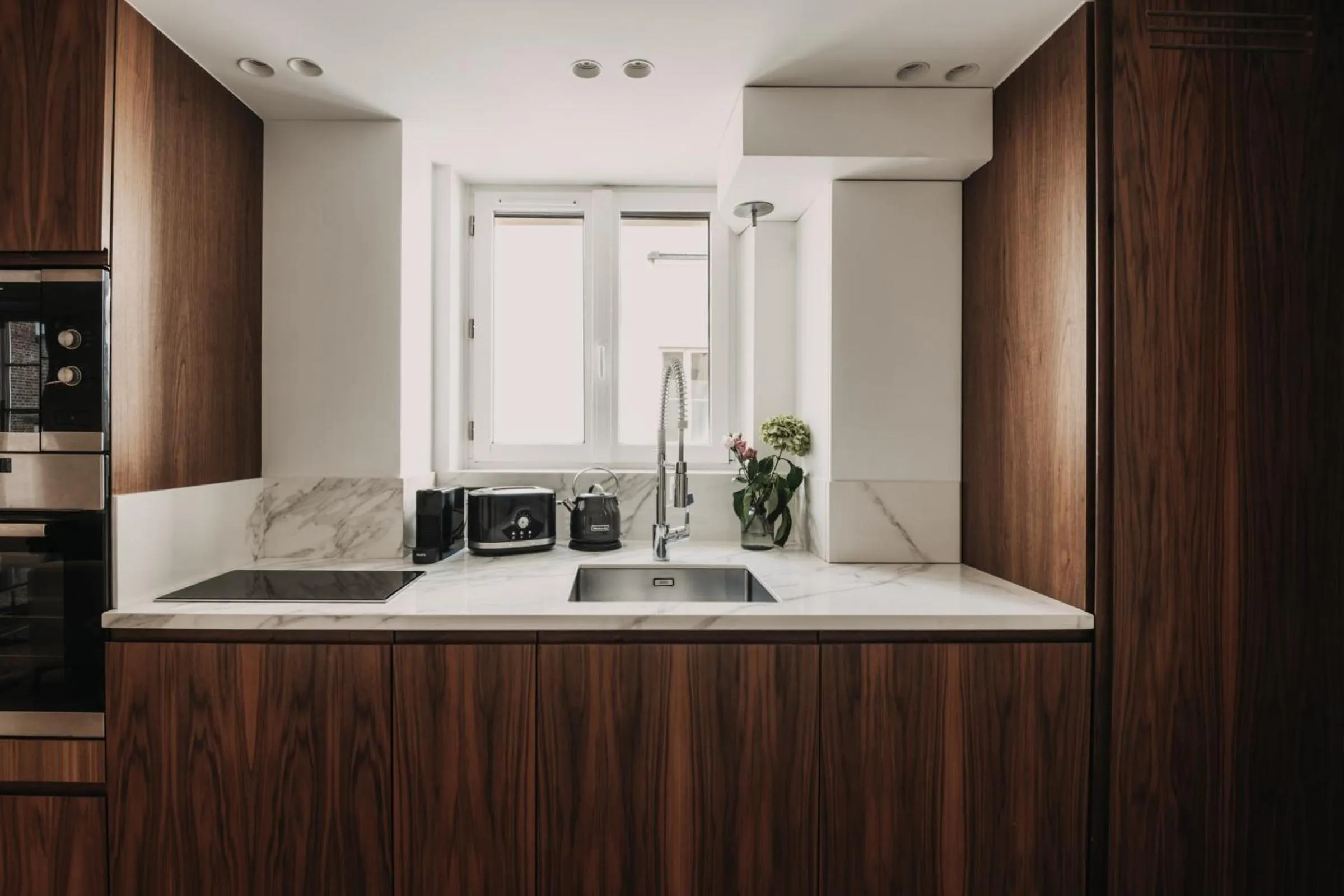 Kitchen or kitchenette in HIGHSTAY - Luxury Serviced Apartments - Place Vendôme