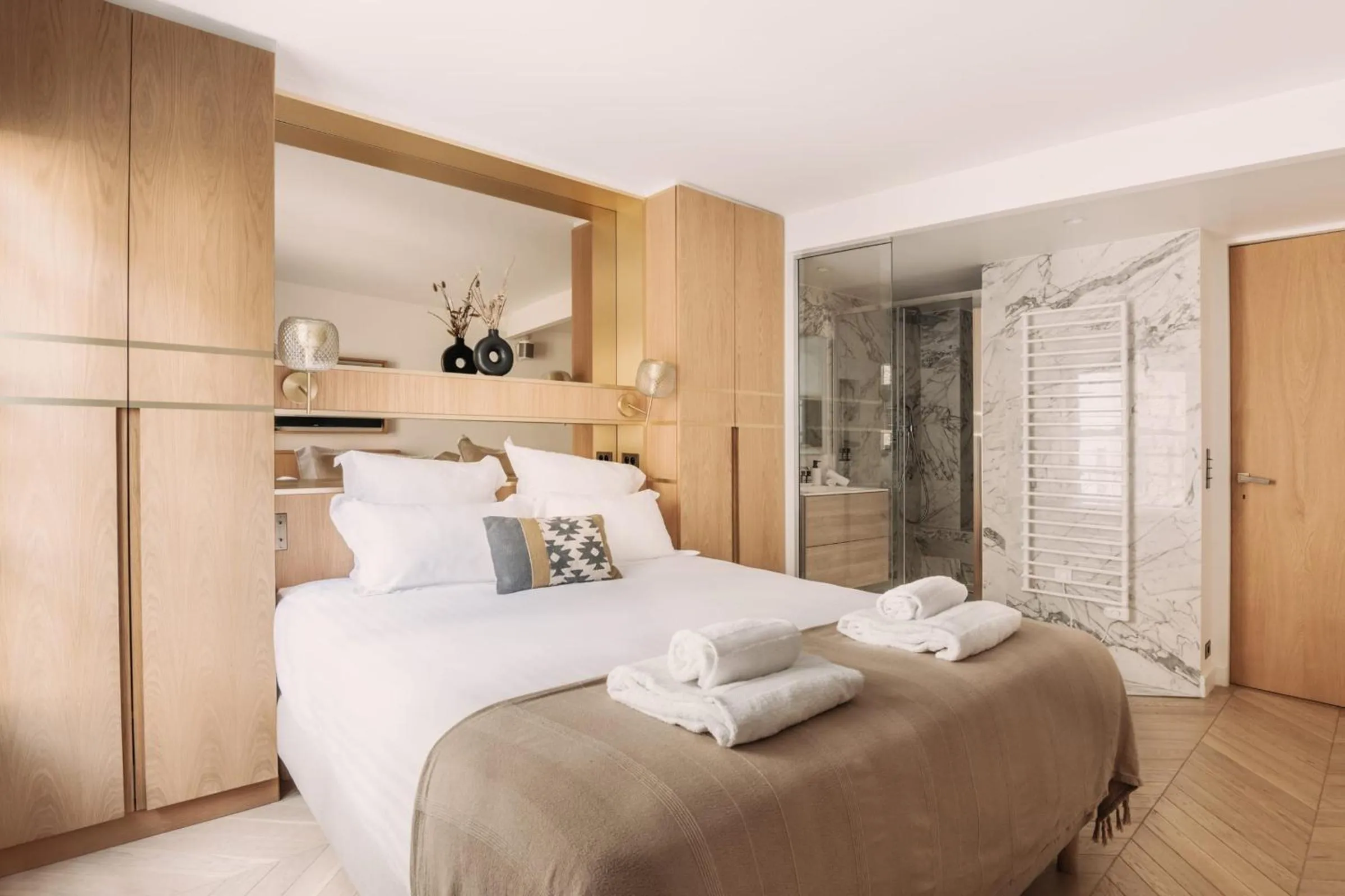 Bed in HIGHSTAY - Luxury Serviced Apartments - Place Vendôme