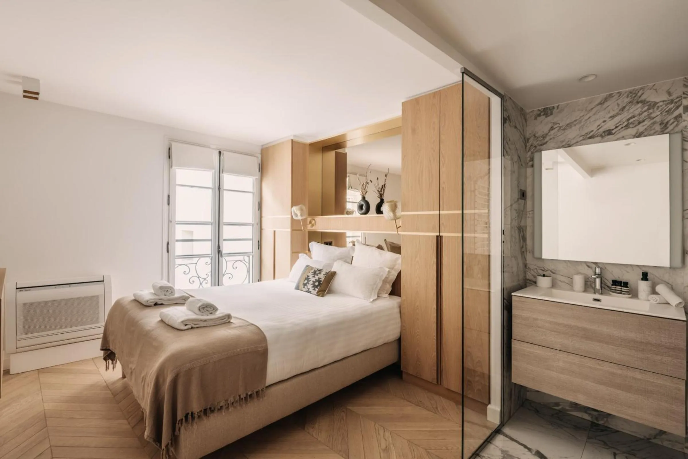 Bedroom, Bed in HIGHSTAY - Luxury Serviced Apartments - Place Vendôme