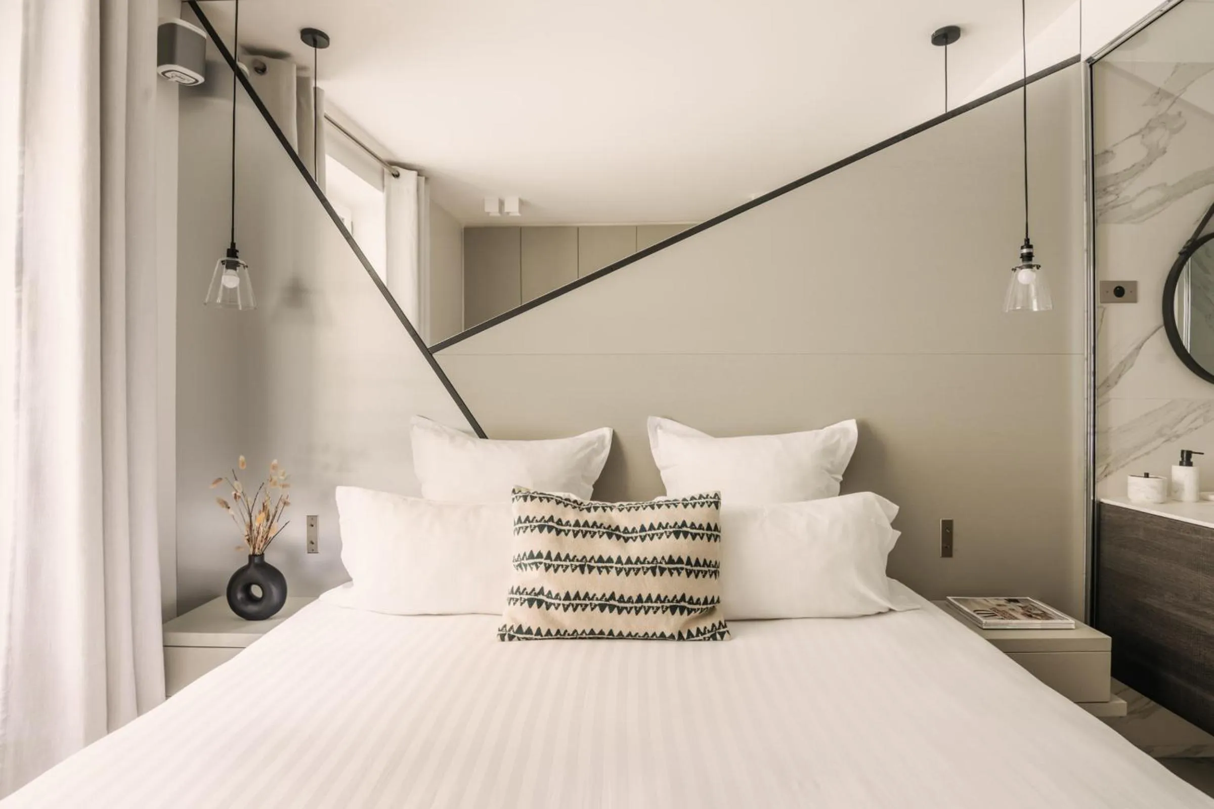 Bedroom, Bed in HIGHSTAY - Luxury Serviced Apartments - Place Vendôme